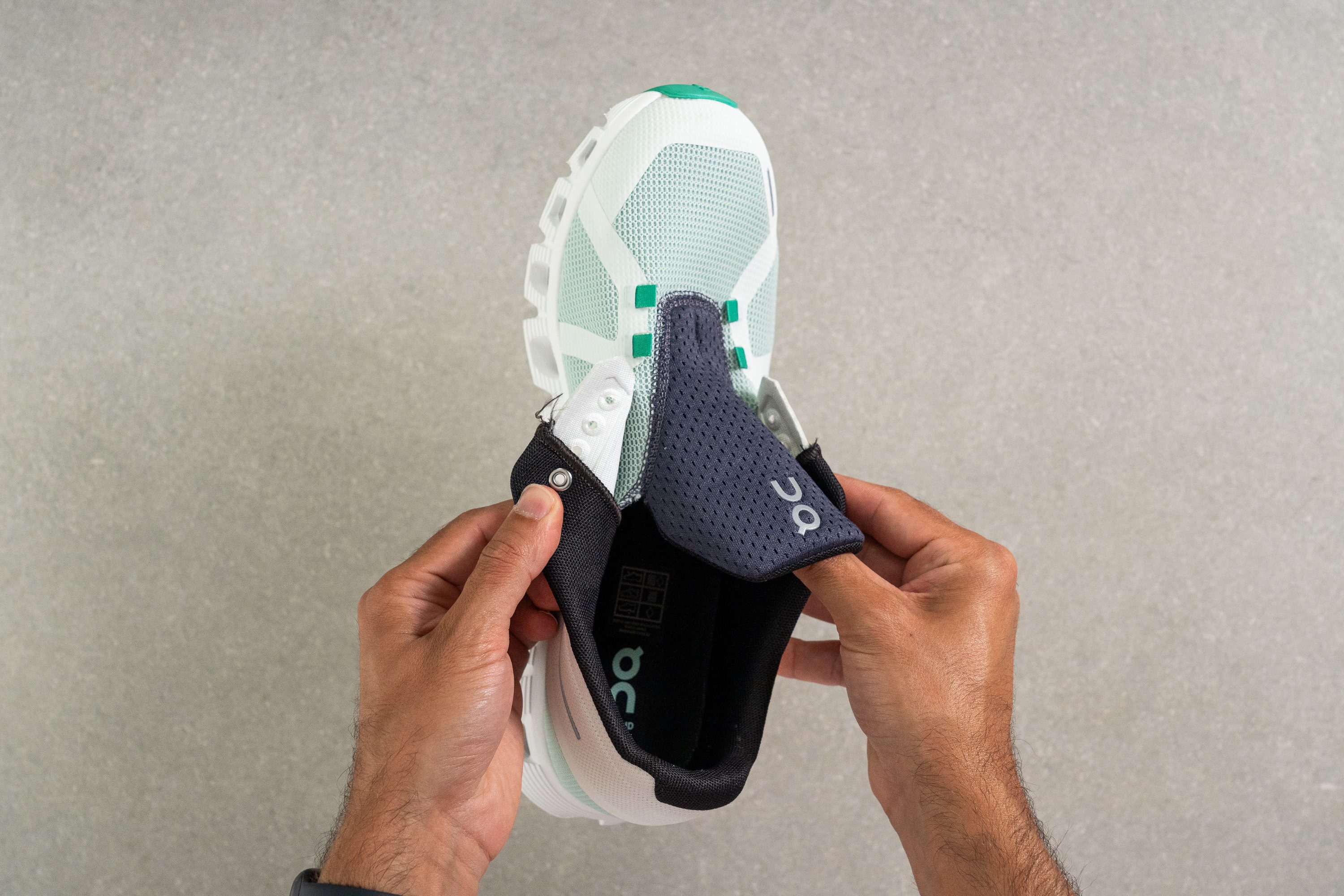 Midsole width in the forefoot Tongue: gusset type