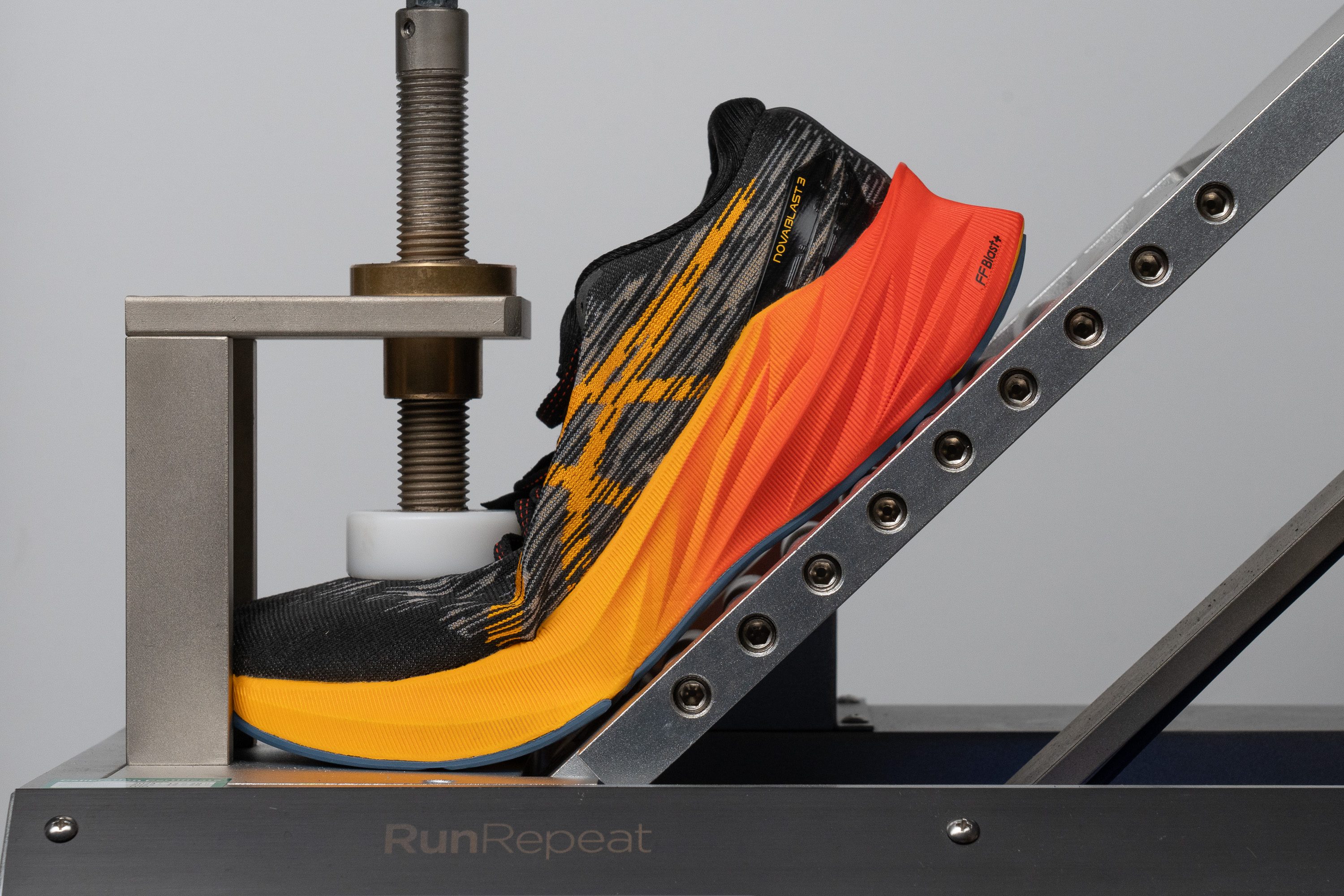 ASICS Novablast 3 Flexibility / Stiffness