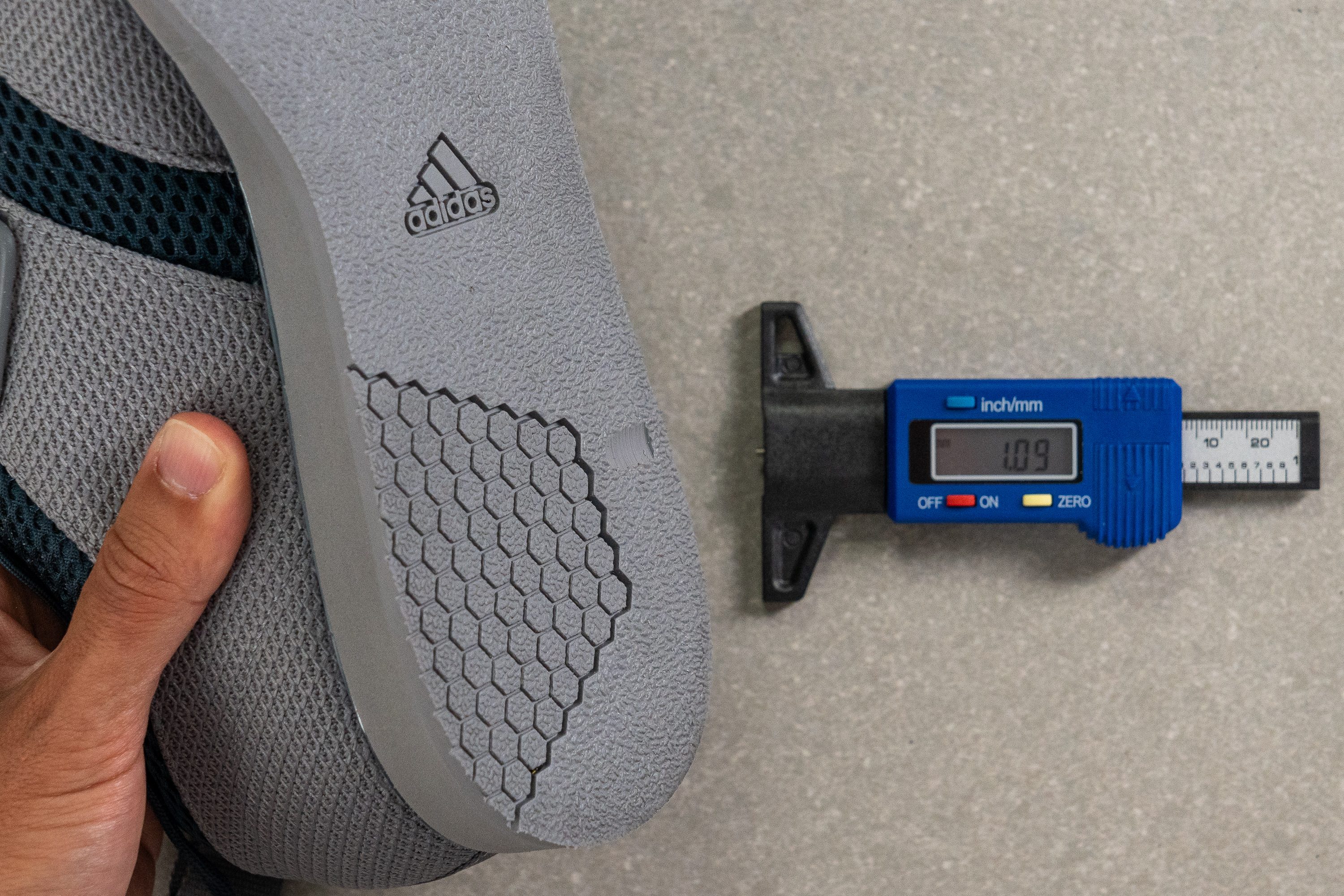 Prueba de durabilidad de la suela de las Adidas Powerlift 5