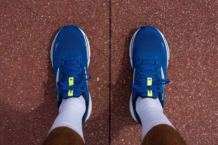 The Brooks PureGrit 6 breathable upper that mimics natural foot shape up