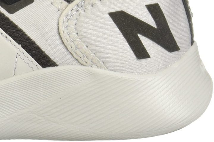 zei New Balance over de schoen NB-Beaya-Slip-on-logo2