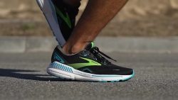 7 Best Walking Shoes For Flat Feet in 2024 | RunRepeat