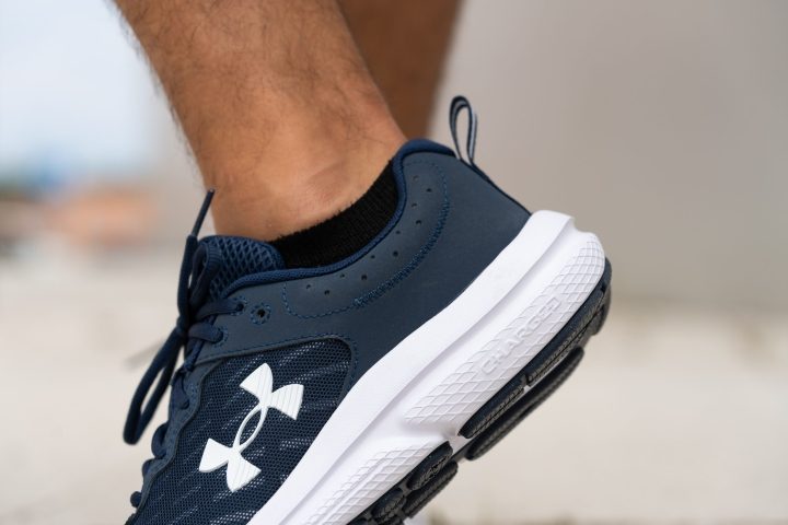 Under Armour Charged Assert 10 Heel tab
