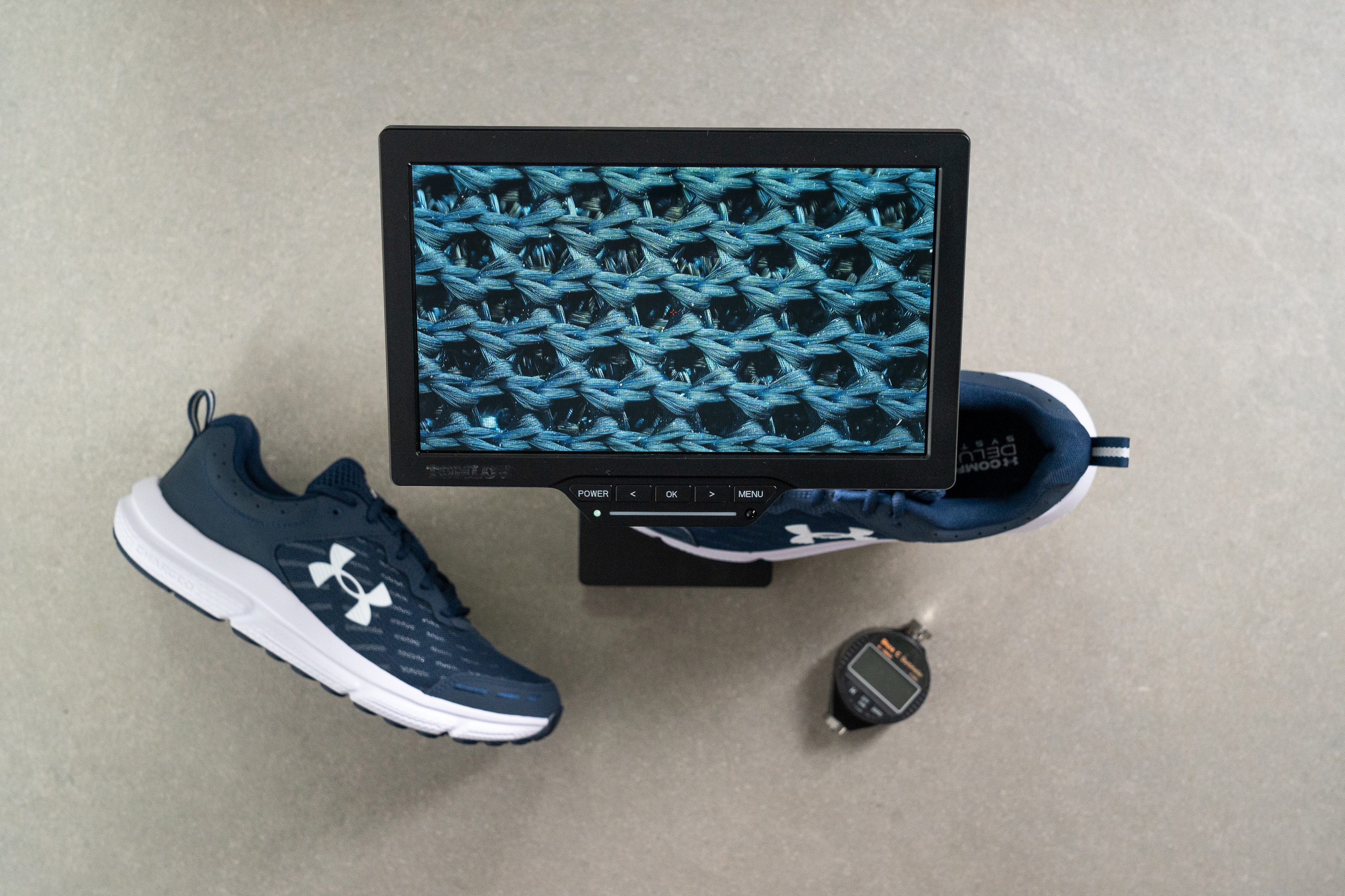 Microscopio Under Armour Charged Assert 10