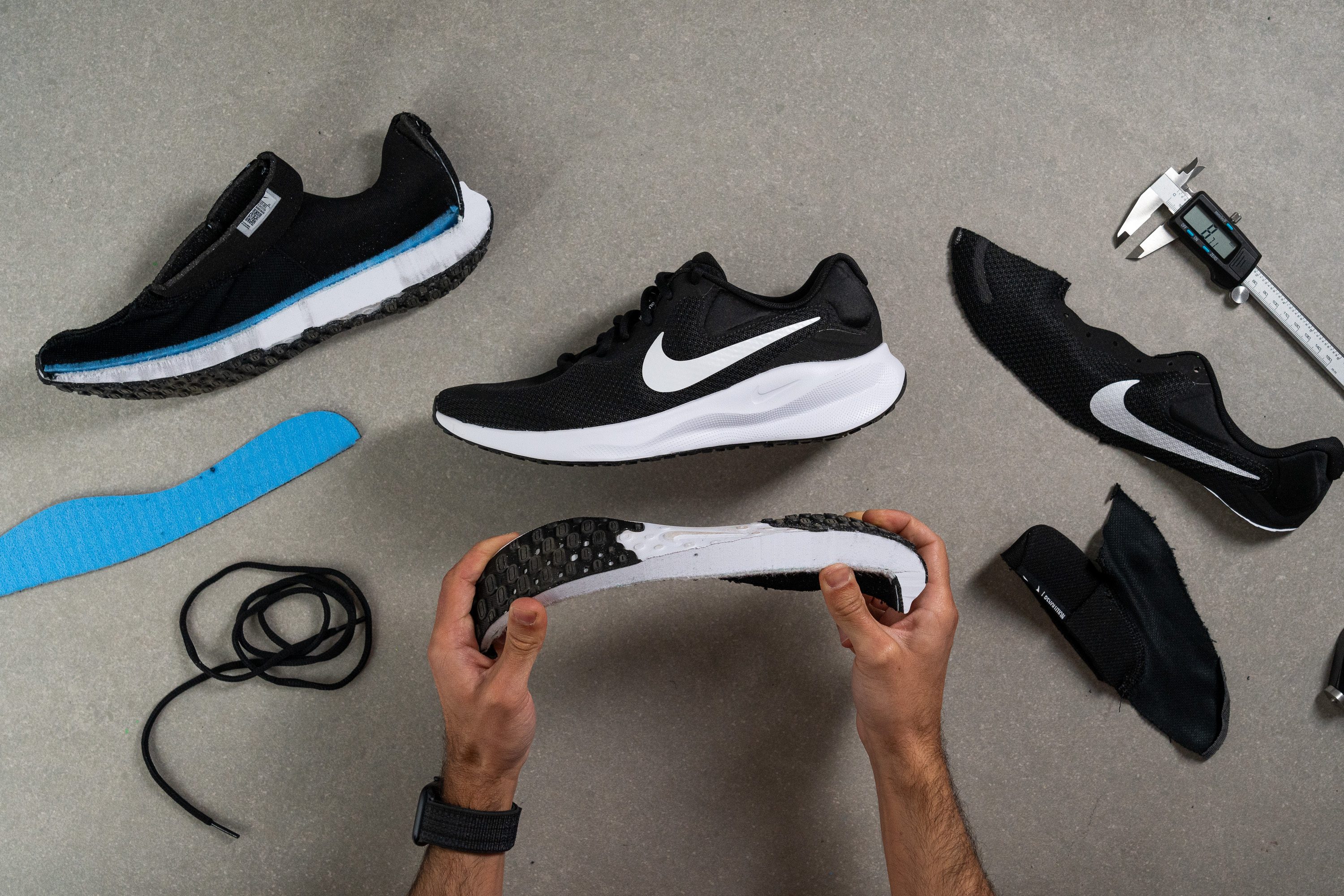 Nike revolution vs roshes best sale