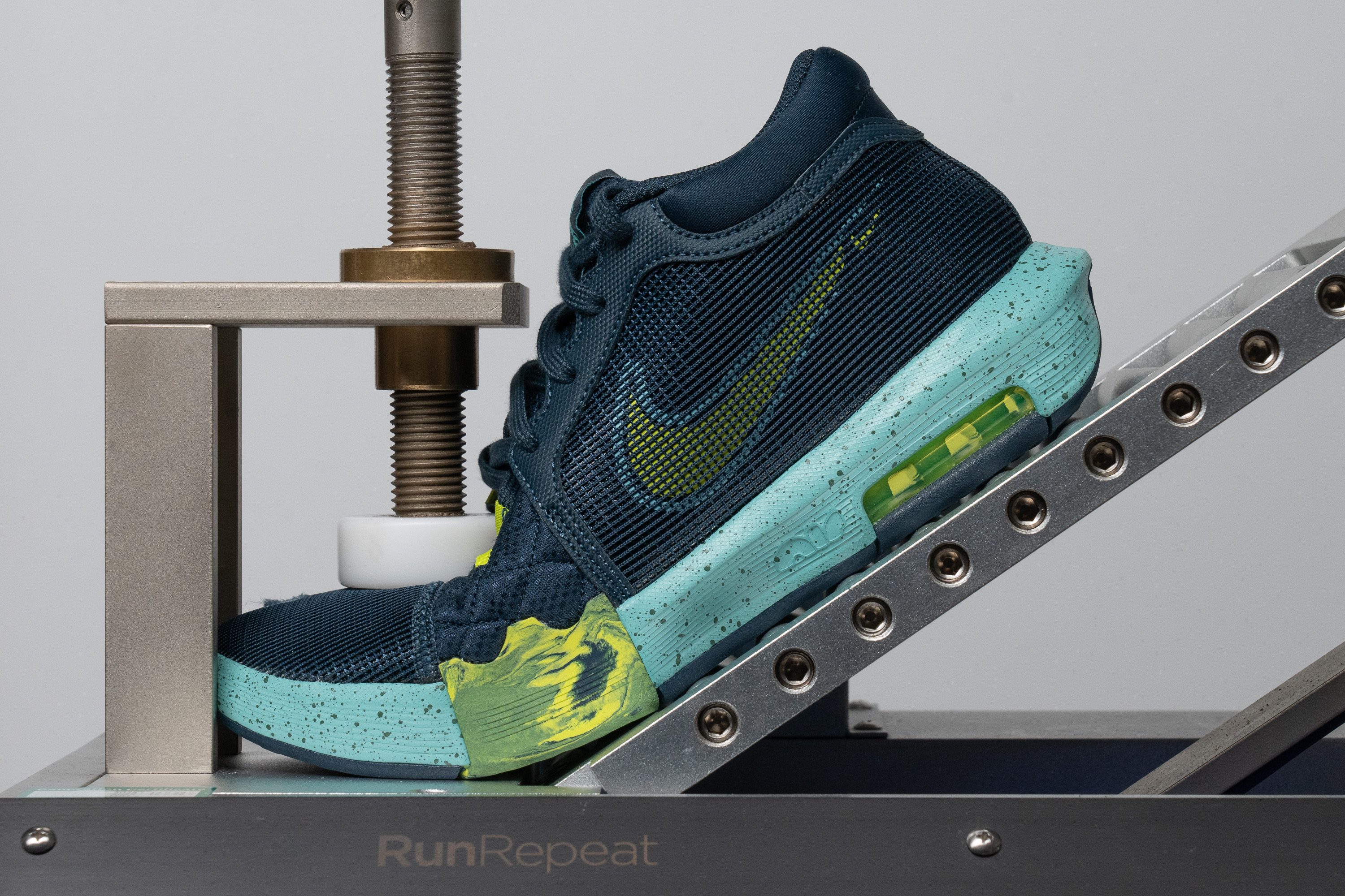 Nike LeBron Witness 8 Flexibility / Stiffness