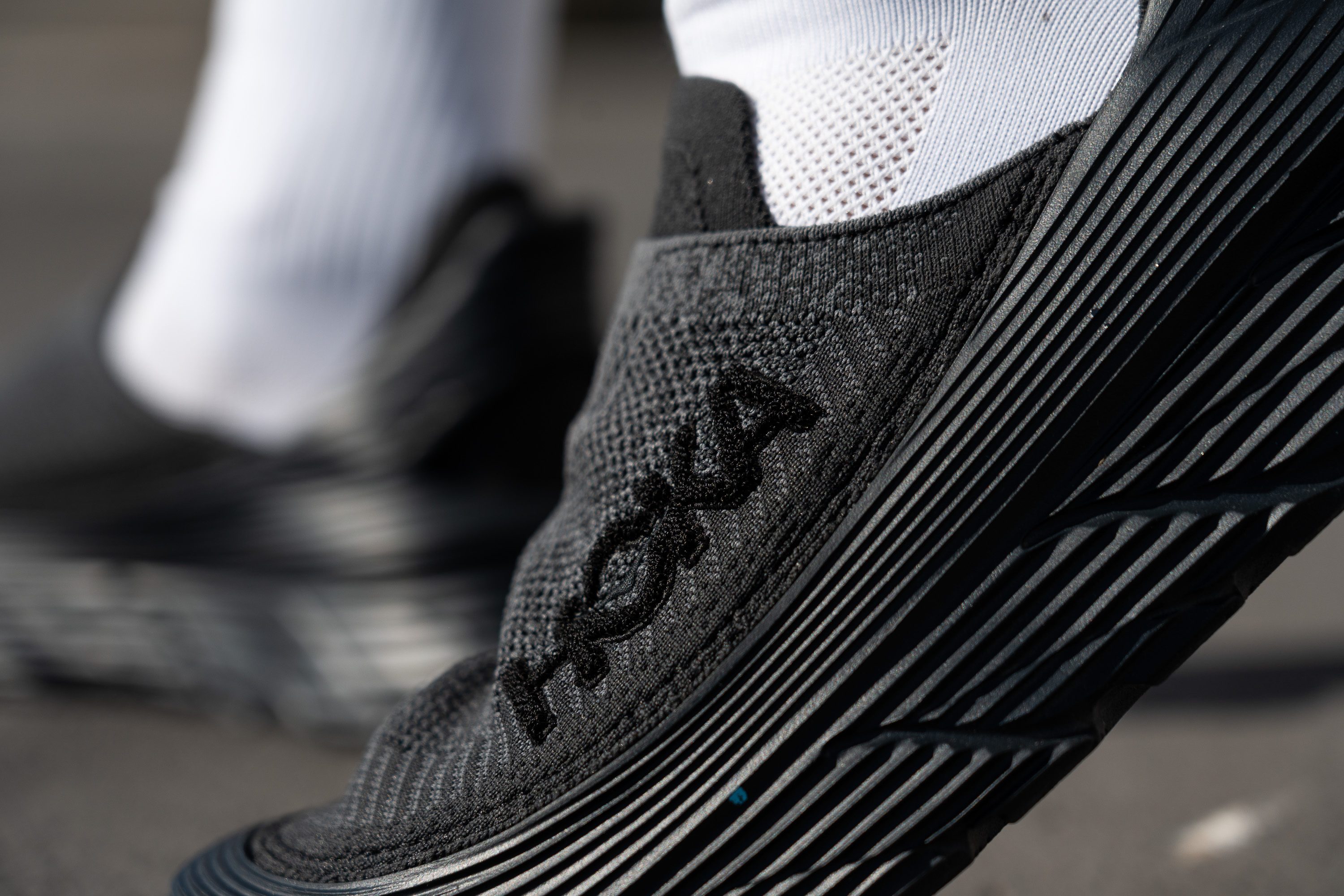 Hoka Restore TC terry logo