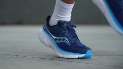 Cut in half: Saucony Guide 17 Review | RunRepeat