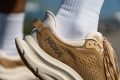 HOKA Arahi 6 Chaussures de Route pour Femmes en Festival Fuchsia Ibis Rose Heel tab