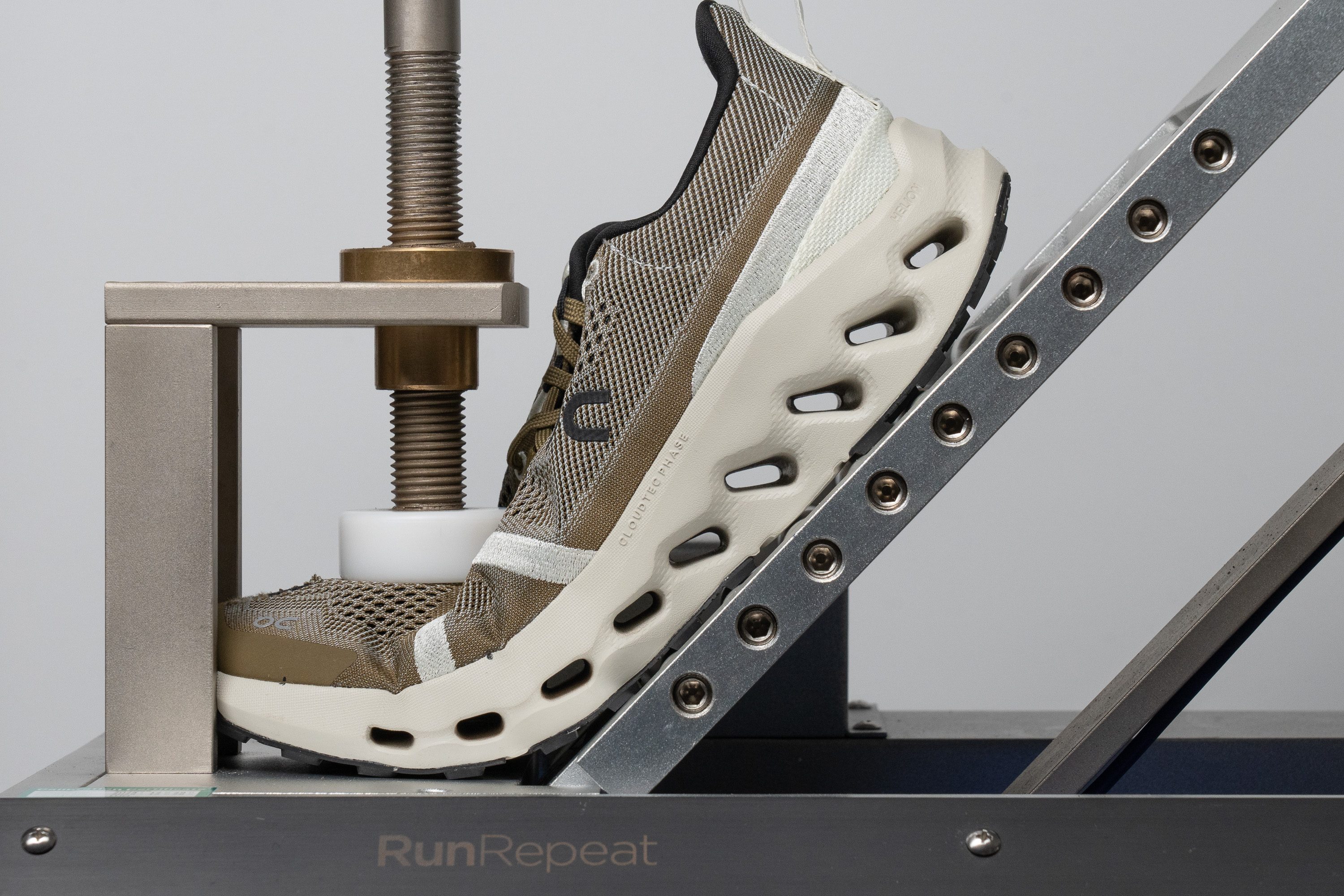 On Cloudsurfer Trail Flexibility / Stiffness