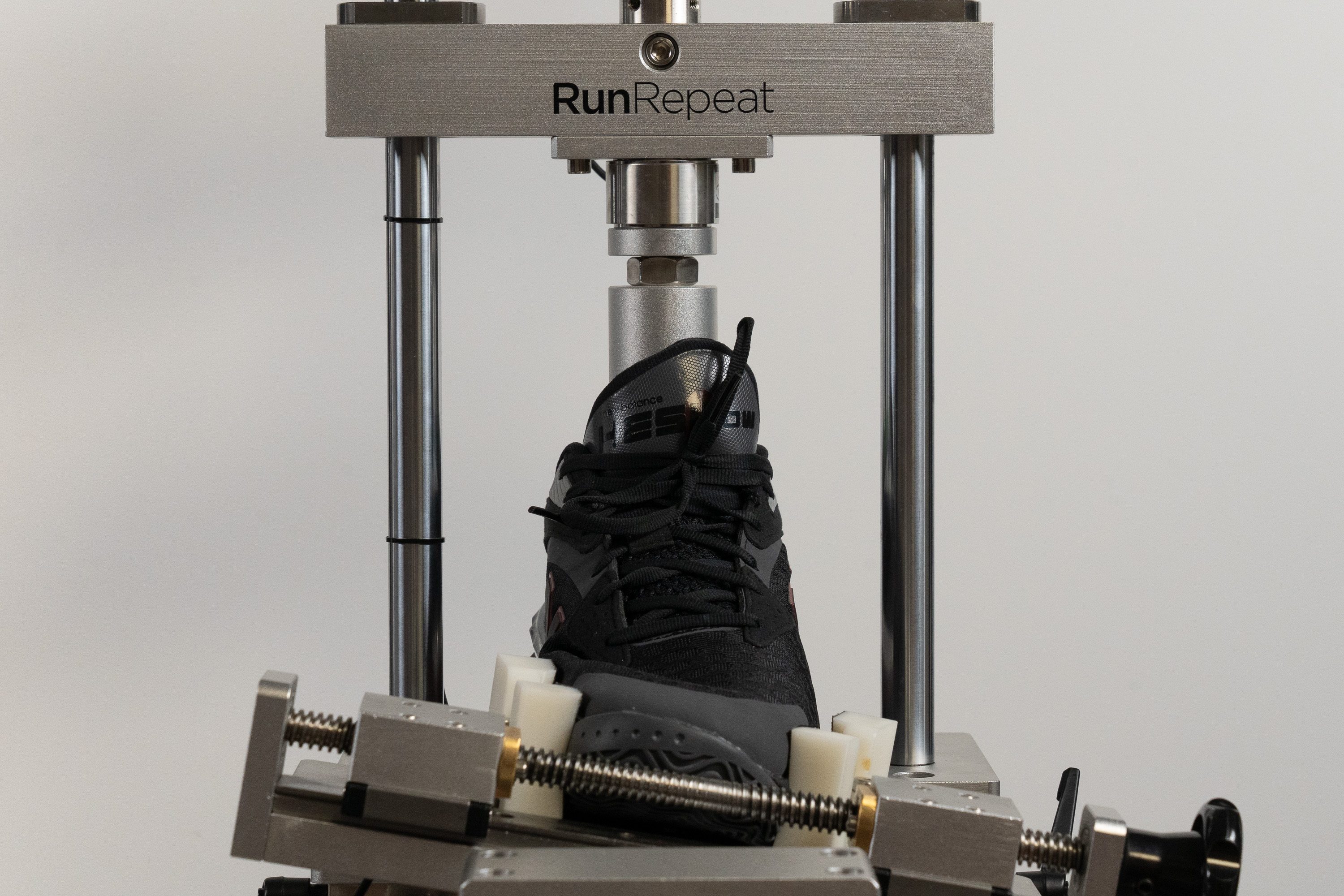 New Balance Hesi Low v2 Torsional rigidity