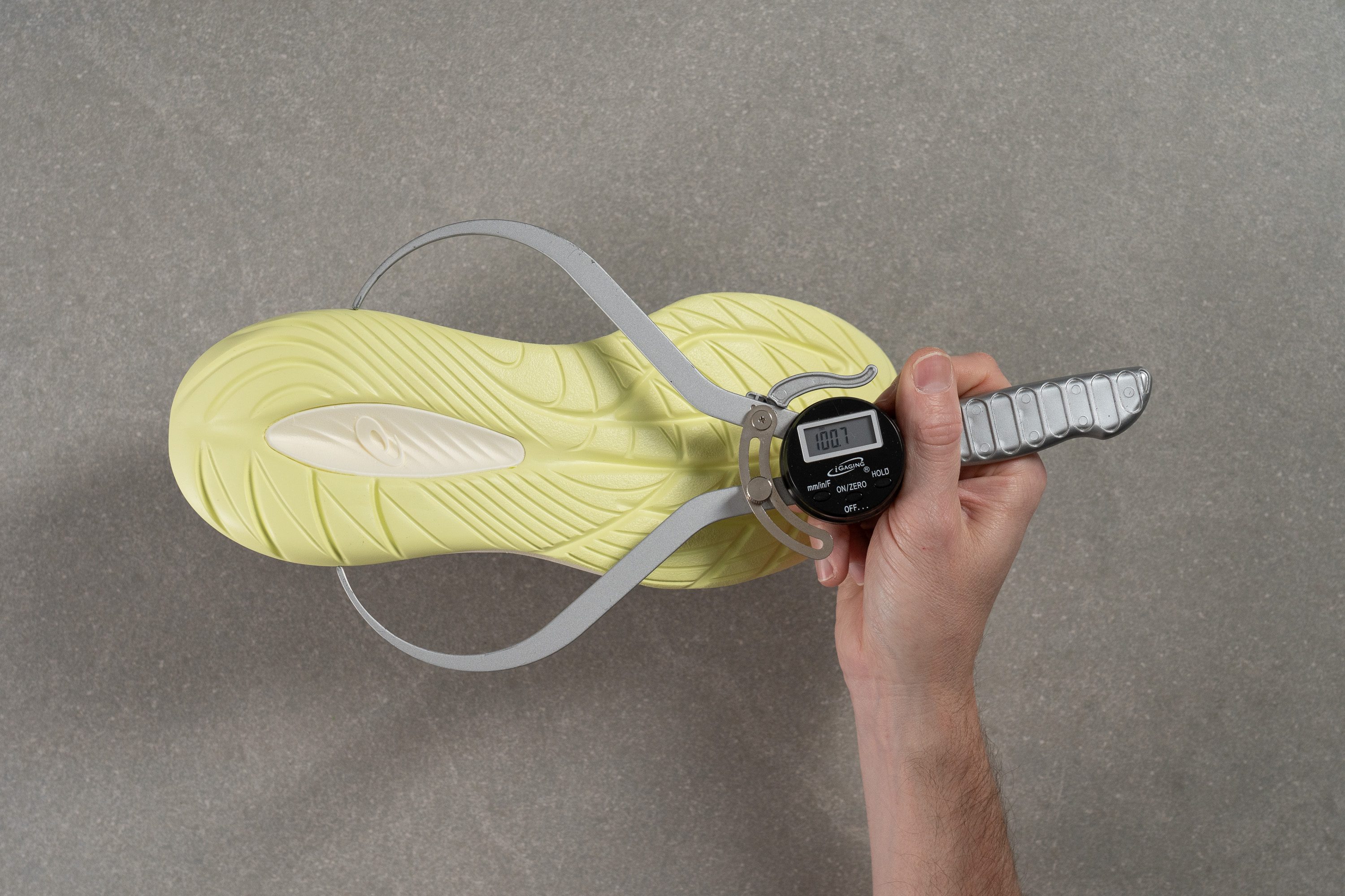 ASICS Corporation says modelo de Asics