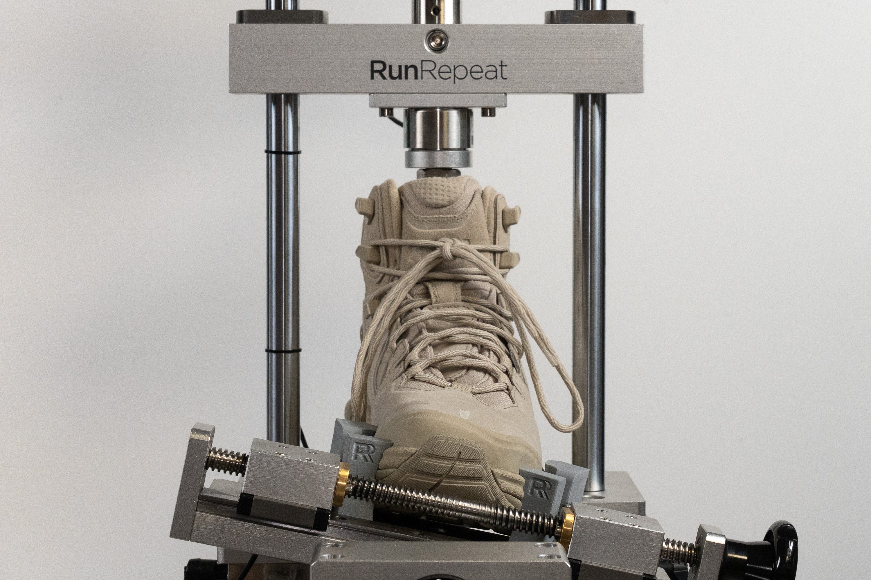 HOKA Kaha 3 GTX Torsional rigidity