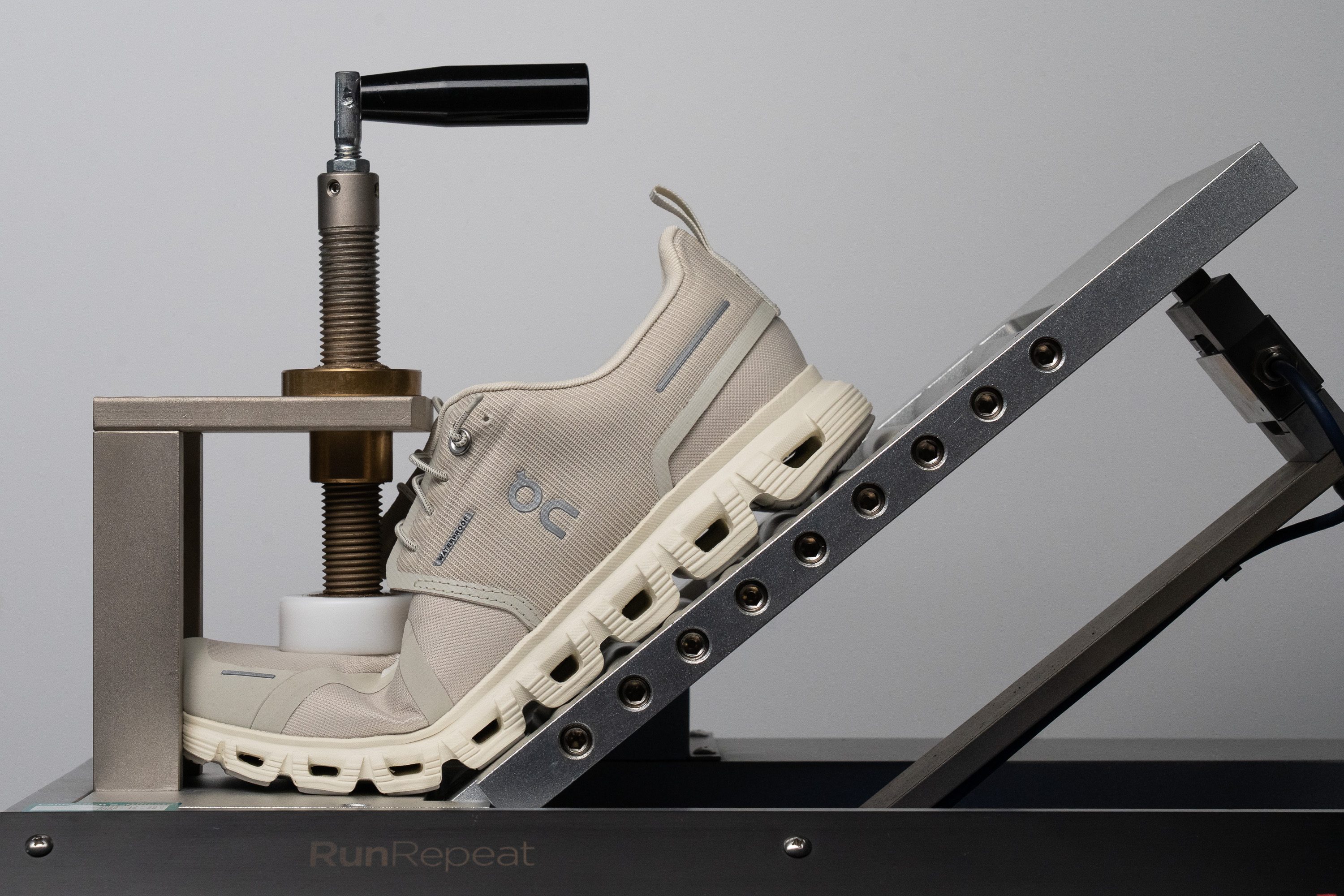 On Cloud 6 Waterproof Flexibility / Stiffness