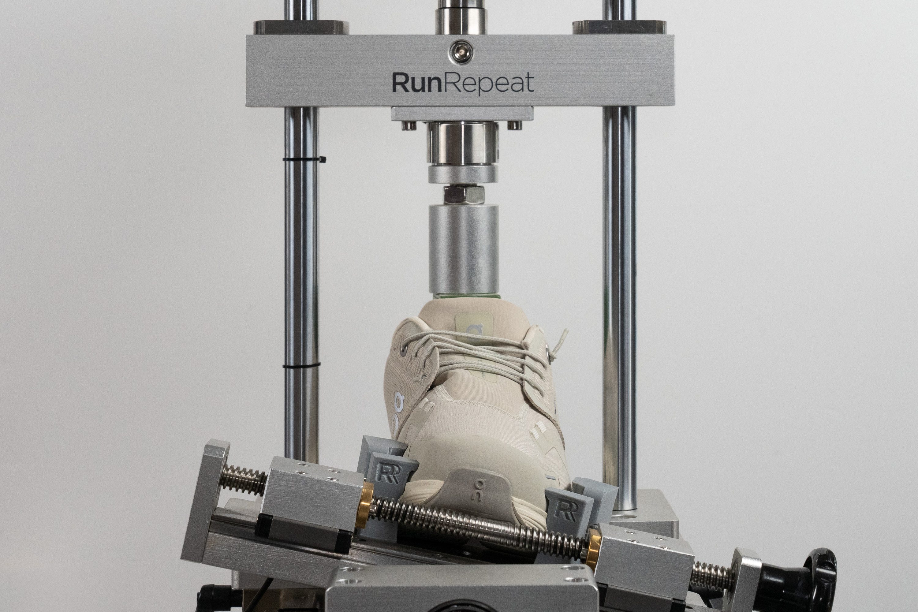 On Cloud 6 Waterproof Torsional rigidity