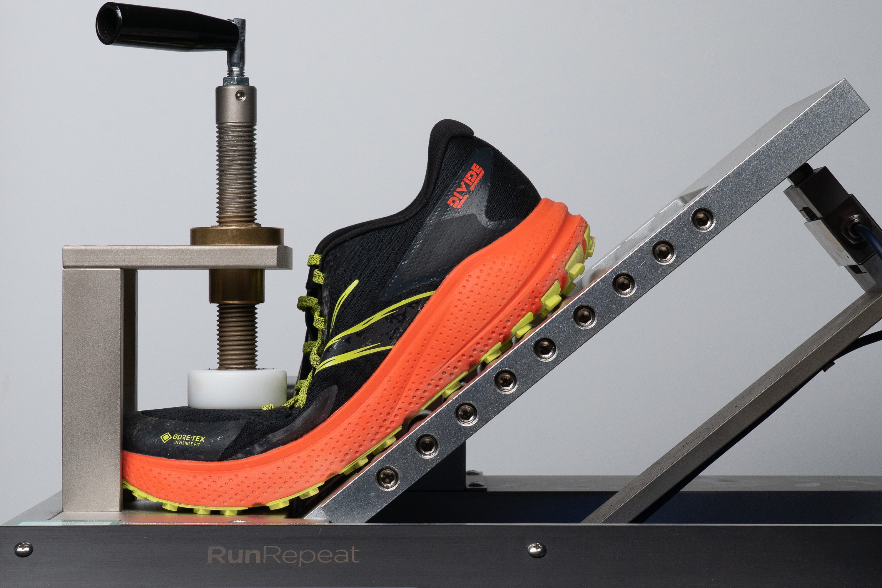 Brooks Divide 5 GTX Flexibility / Stiffness