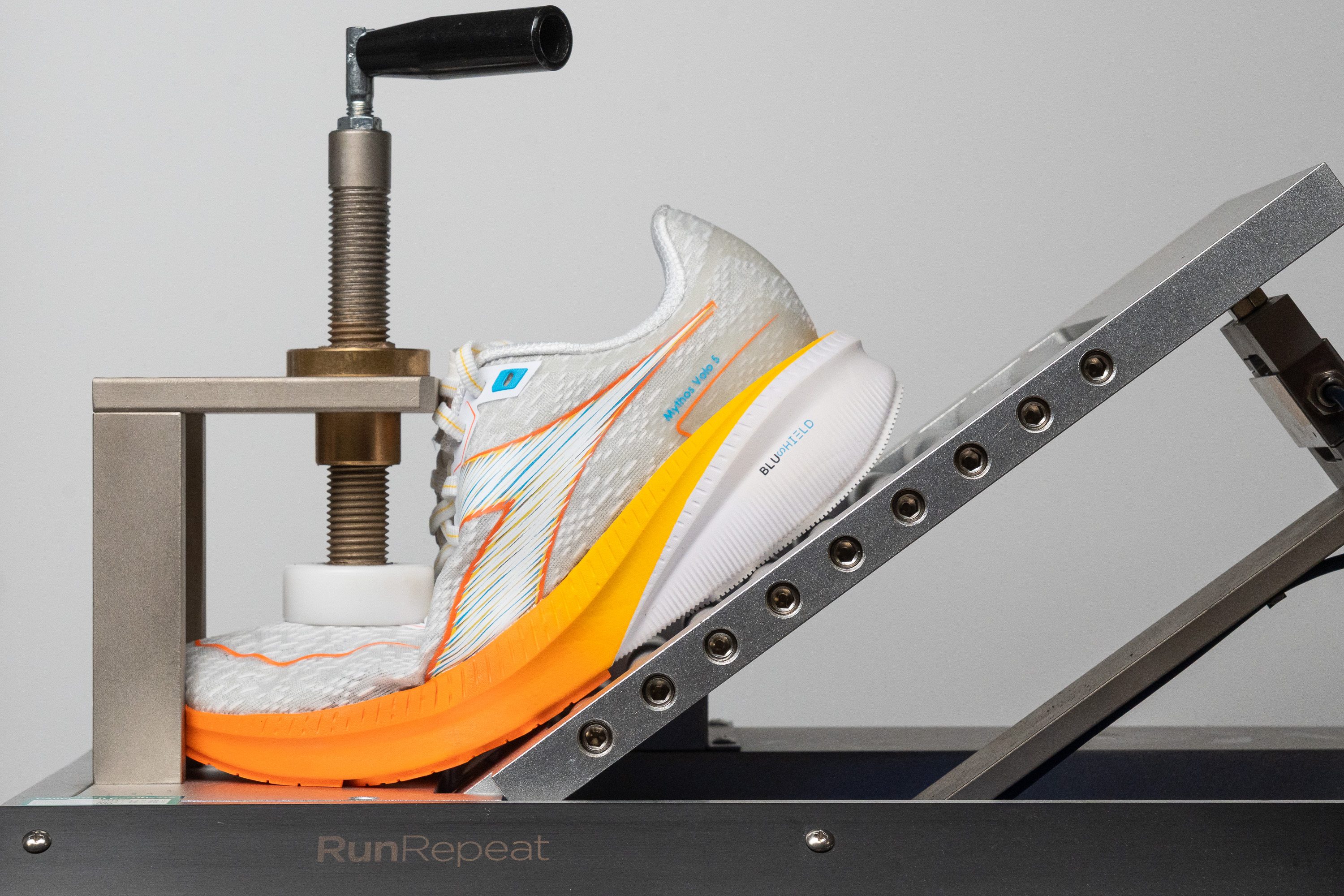 Diadora Mythos Blushield Volo 5 Flexibility / Stiffness