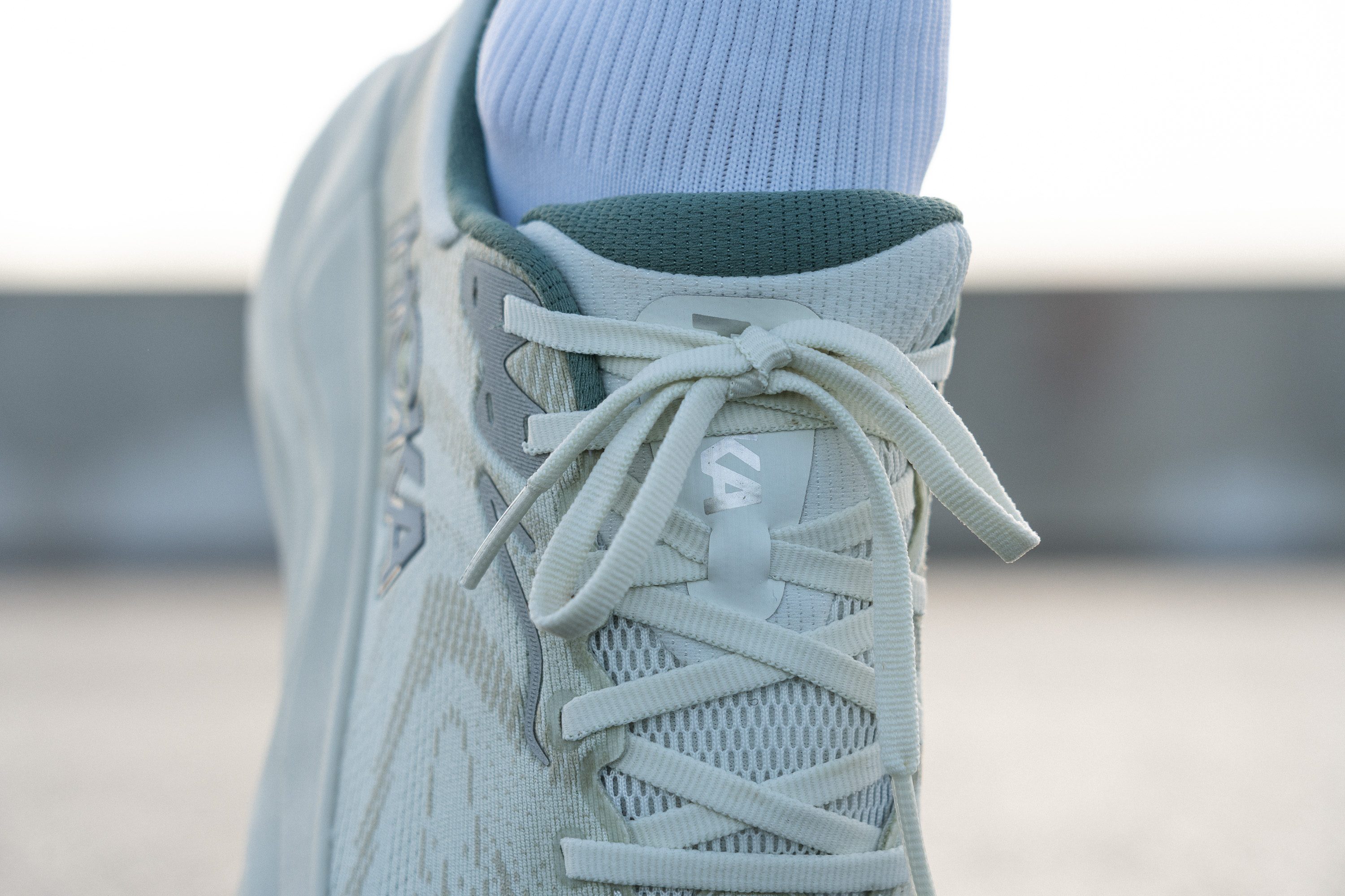 HOKA Arahi 8 lacing