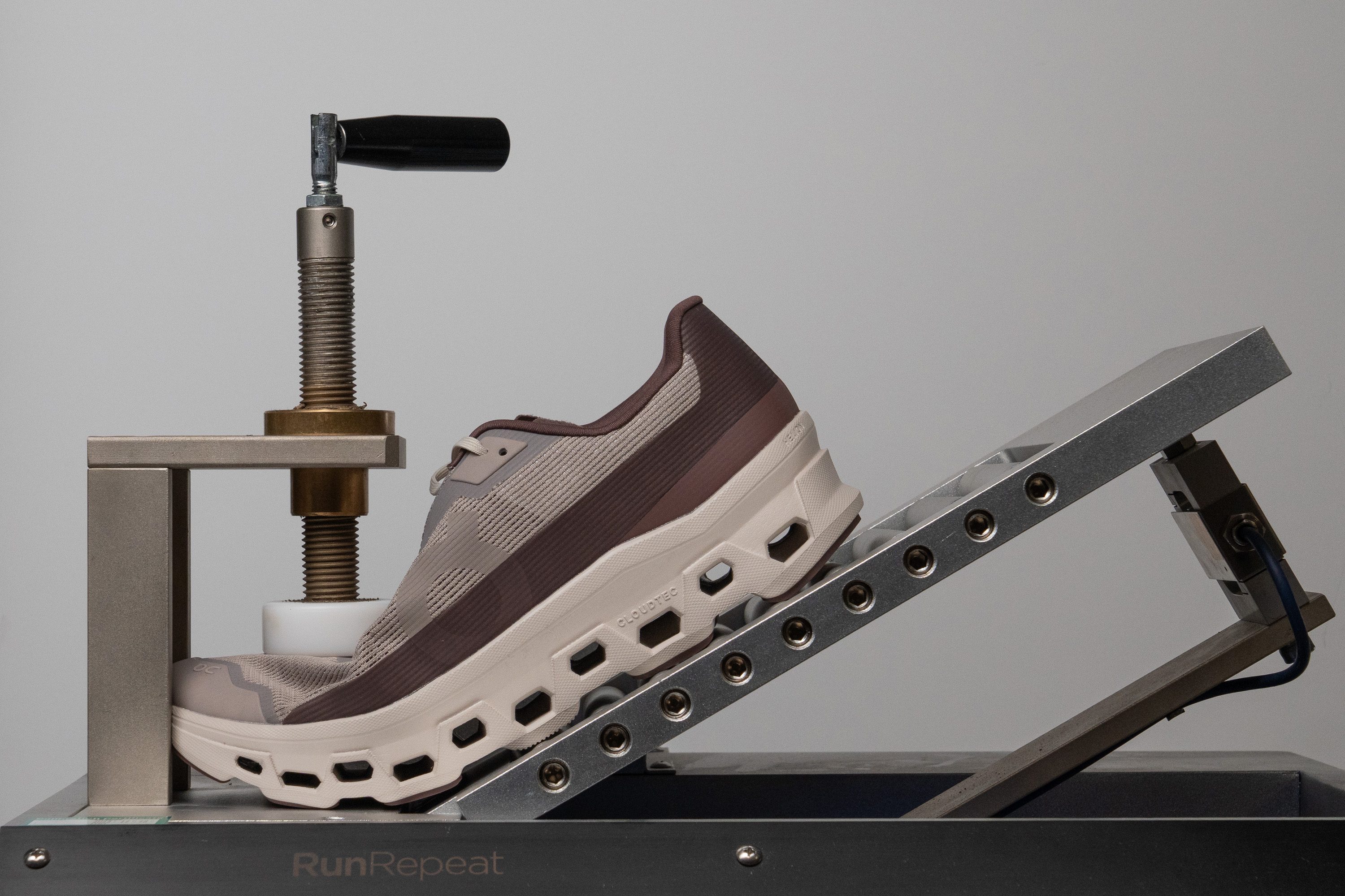 On Cloudmonster Void Flexibility / Stiffness