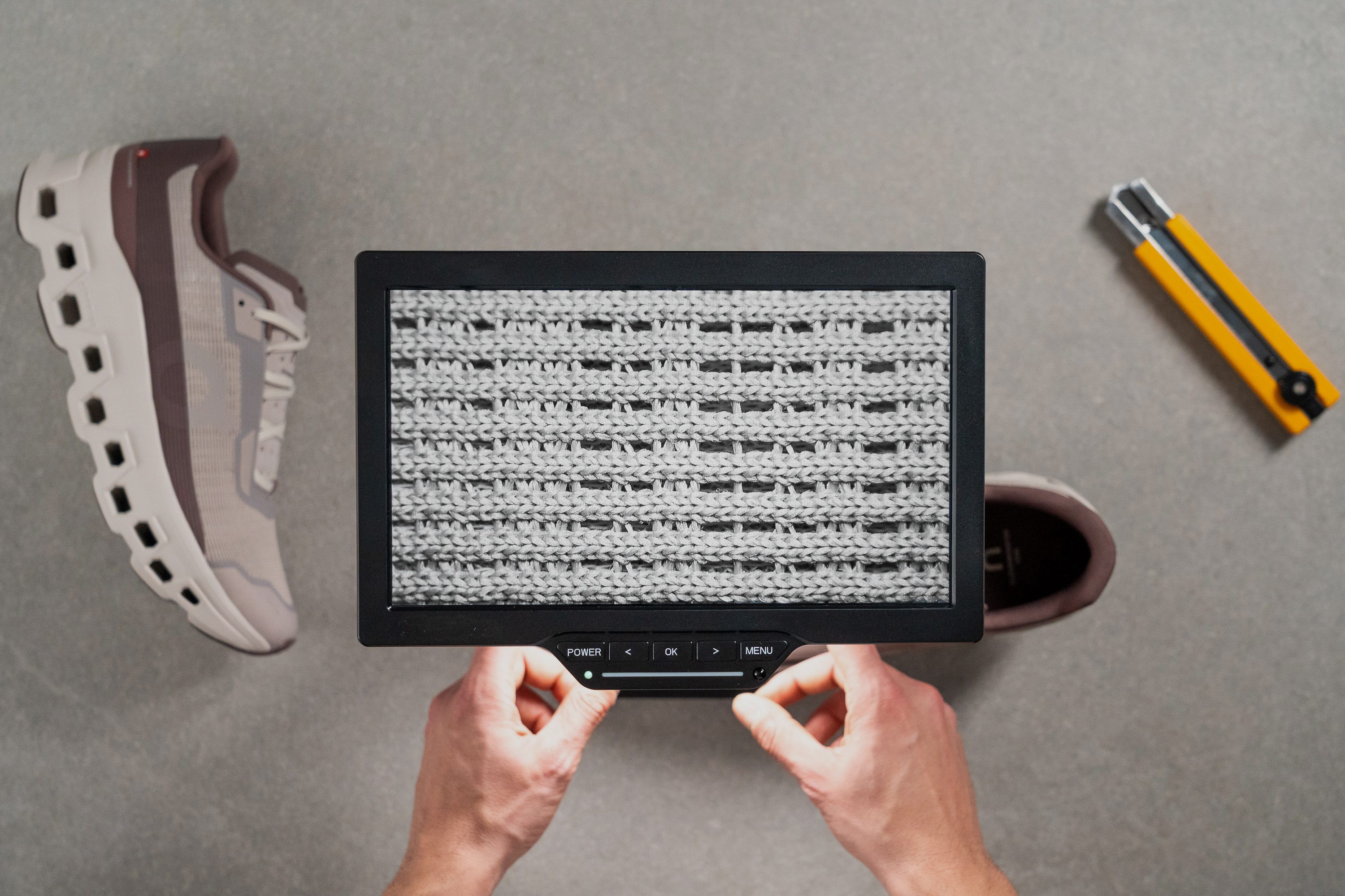 On Cloudmonster Void microscope