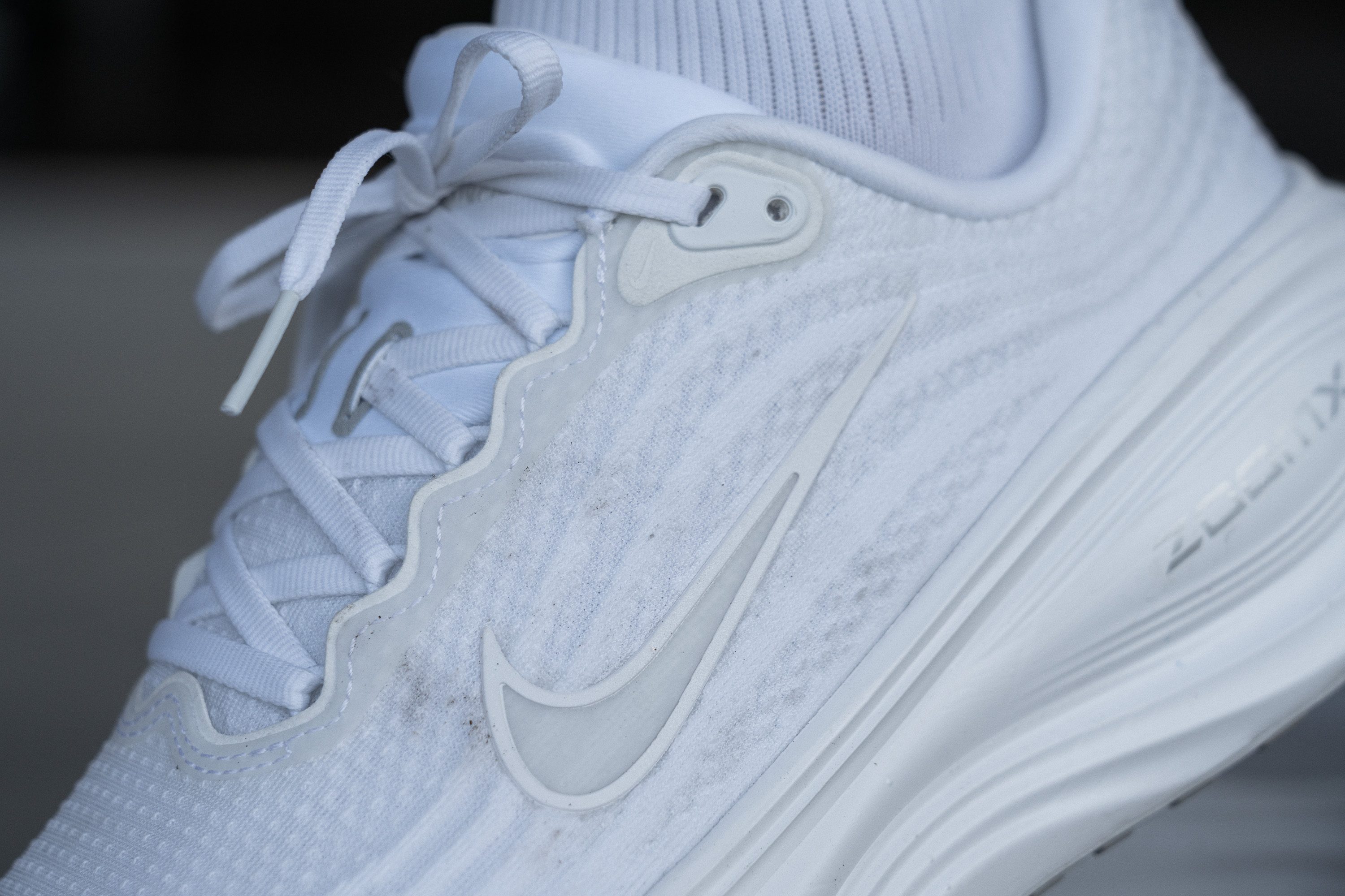 Nike Vomero Plus laces