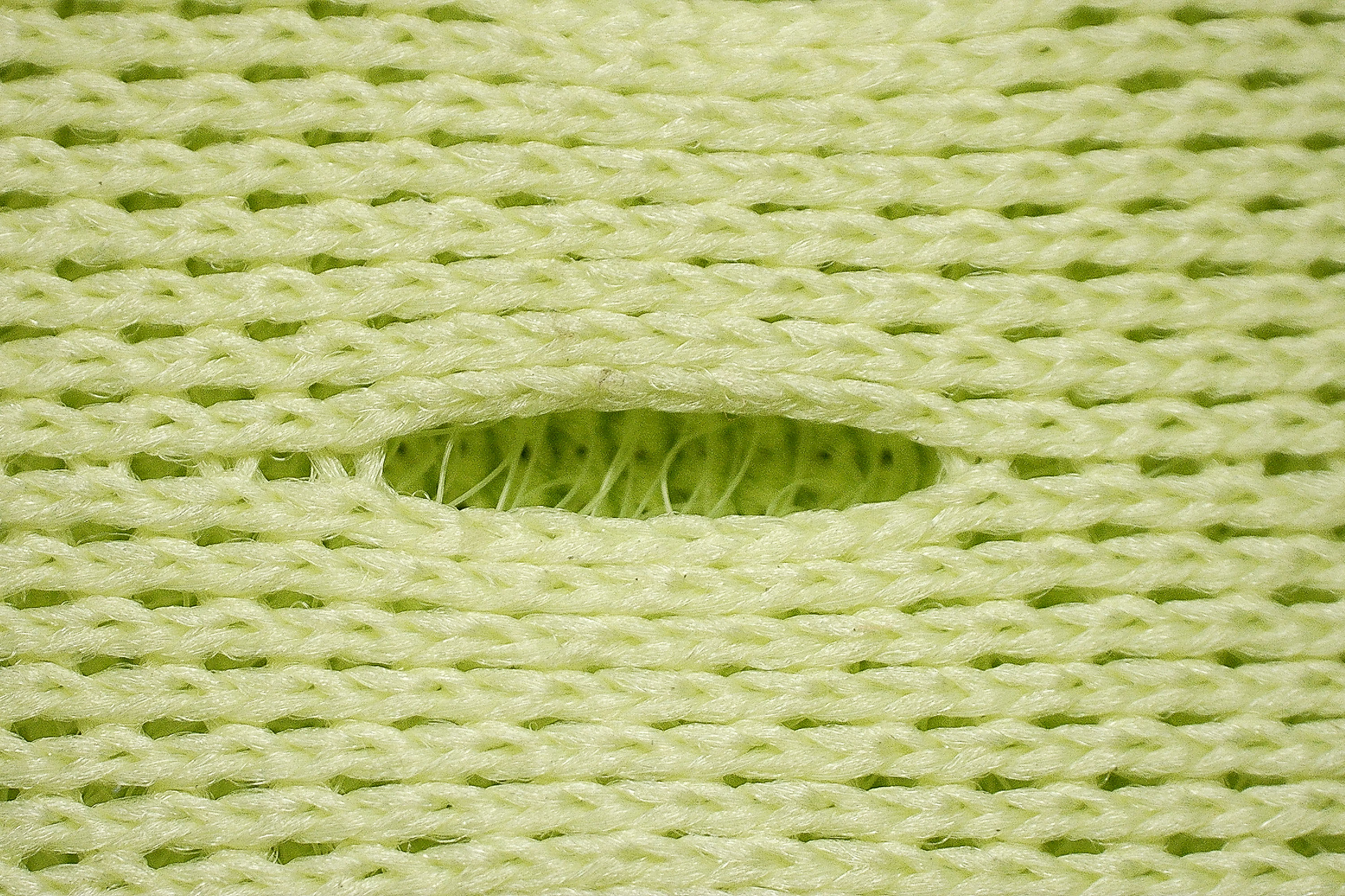 Brooks Ghost Max 3 mesh microscope