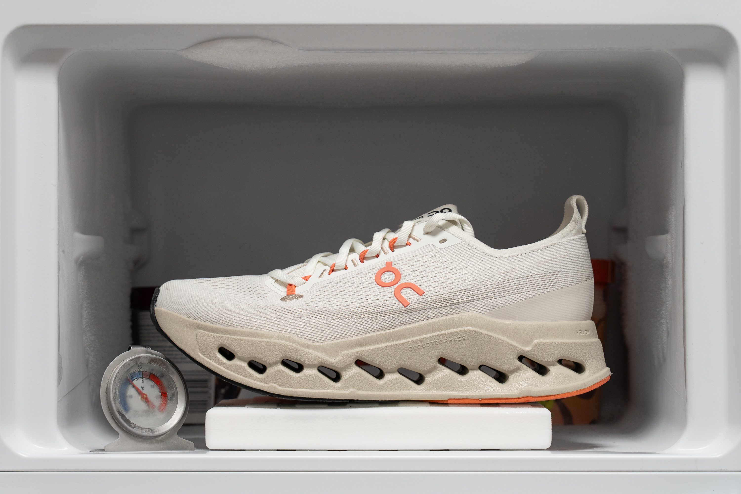 On Cloudsurfer Max Midsole softness in cold (%)