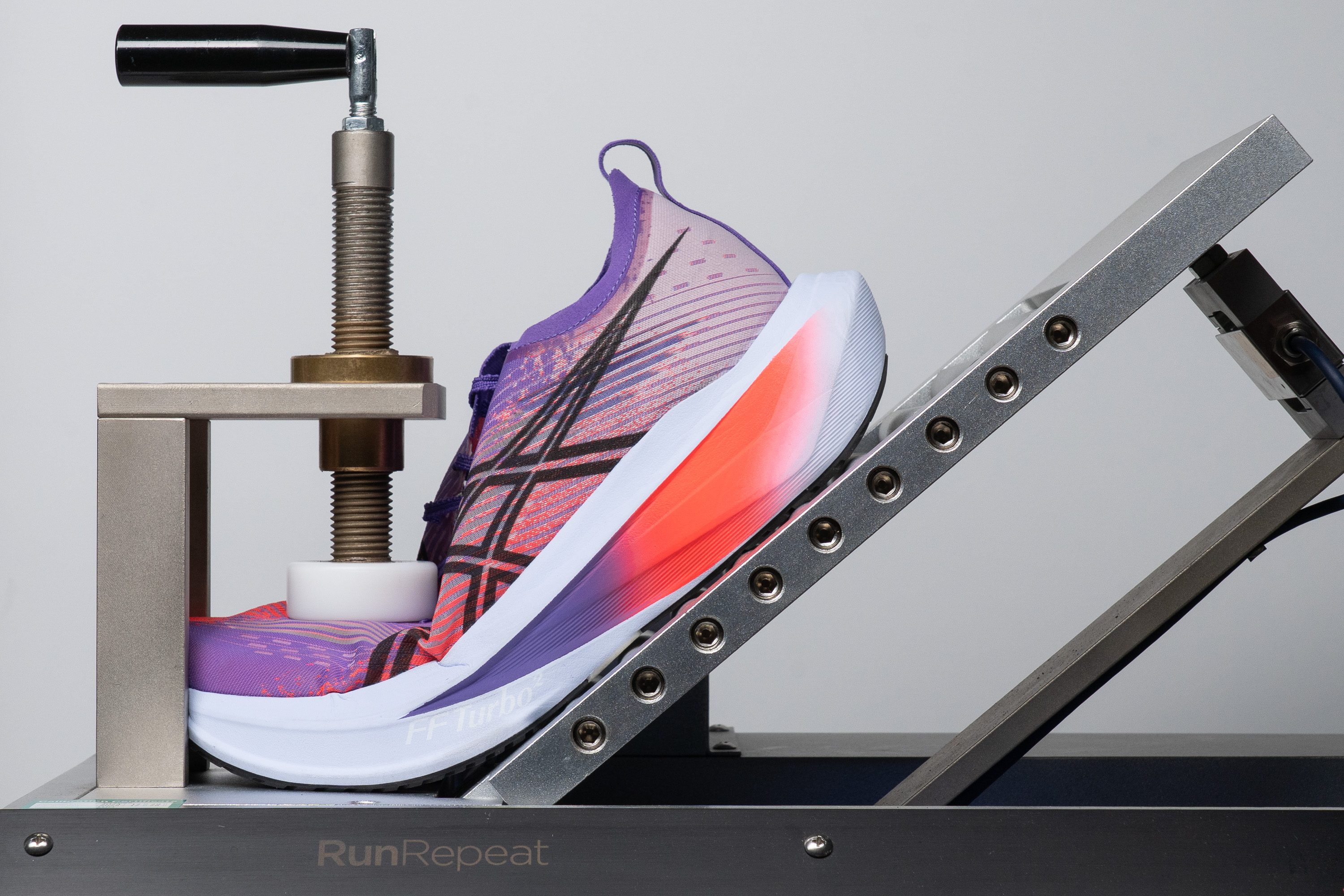 ASICS Megablast Flexibility / Stiffness
