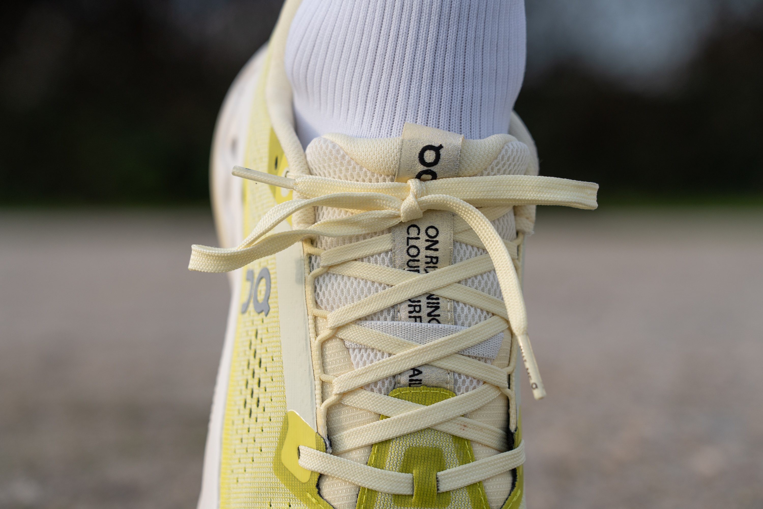 On Cloudsurfer Trail 2 laces