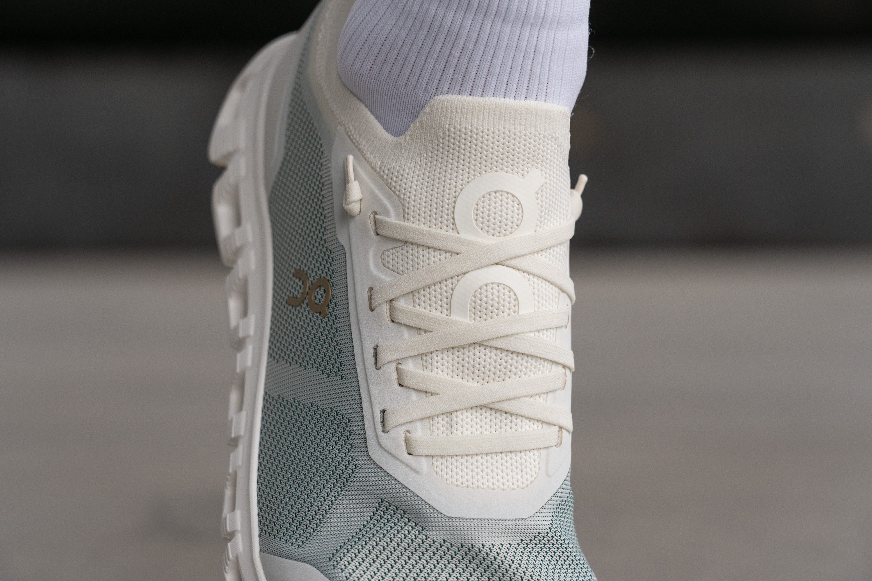 On Cloud 6 Versa lacing