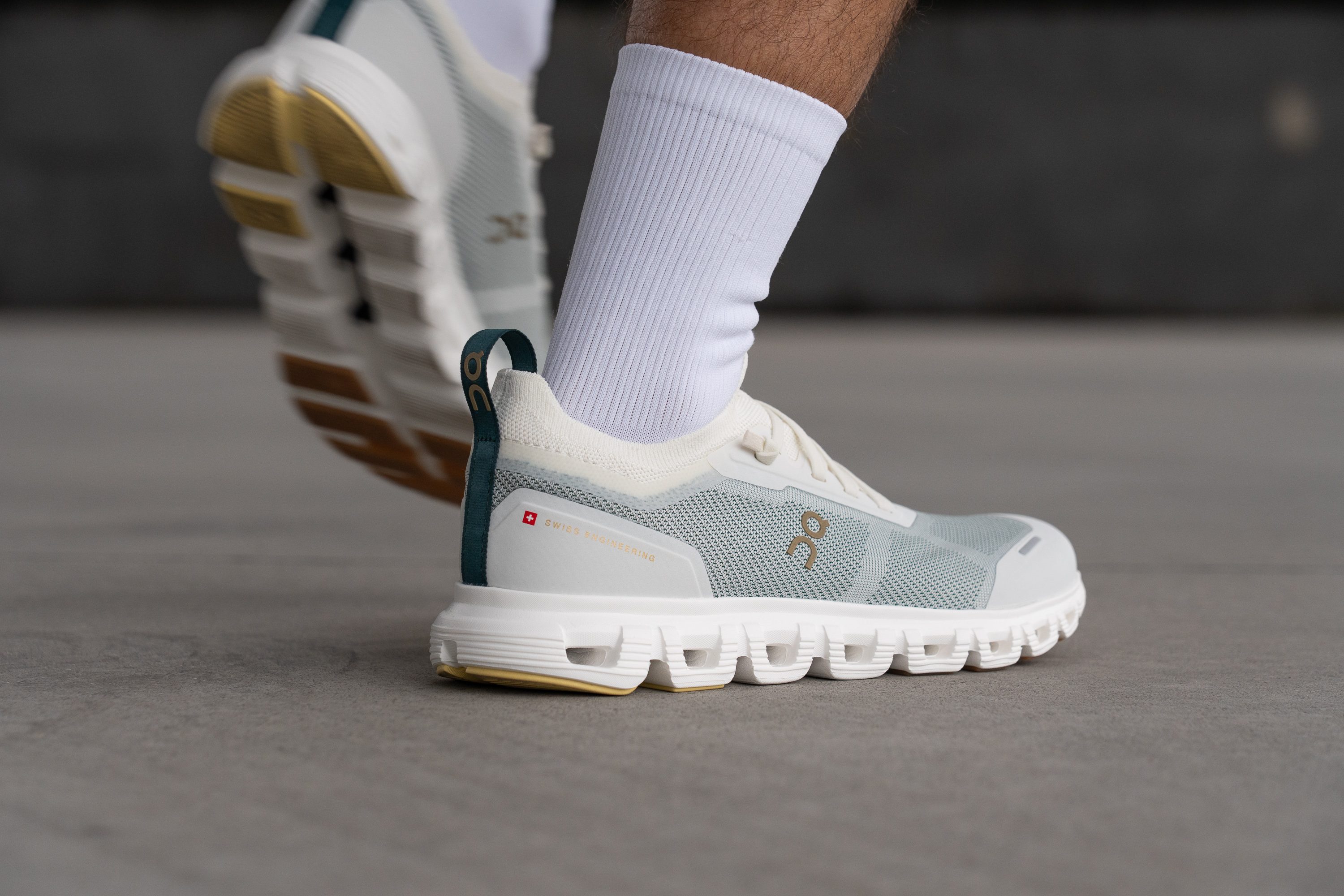 On Cloud 6 Versa Price