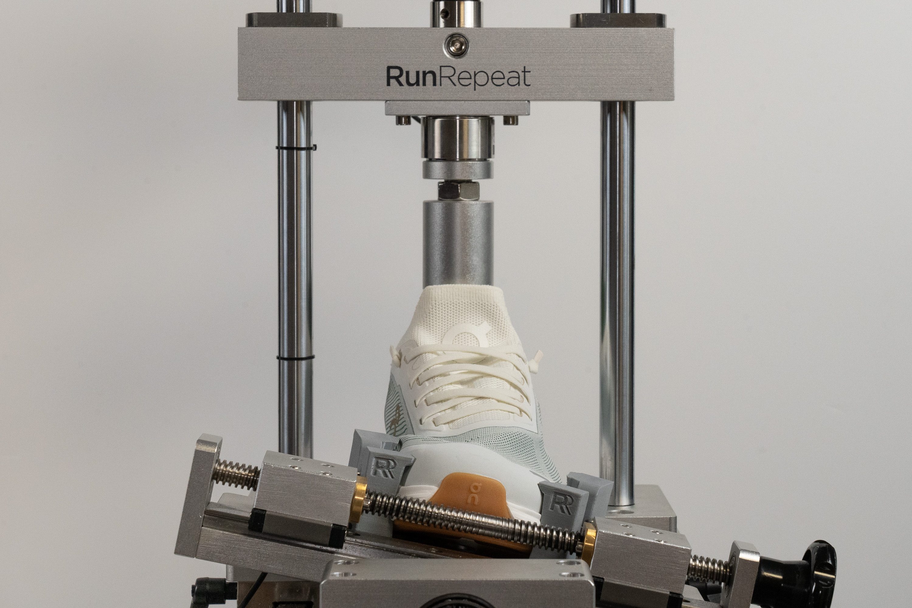 On Cloud 6 Versa Torsional rigidity
