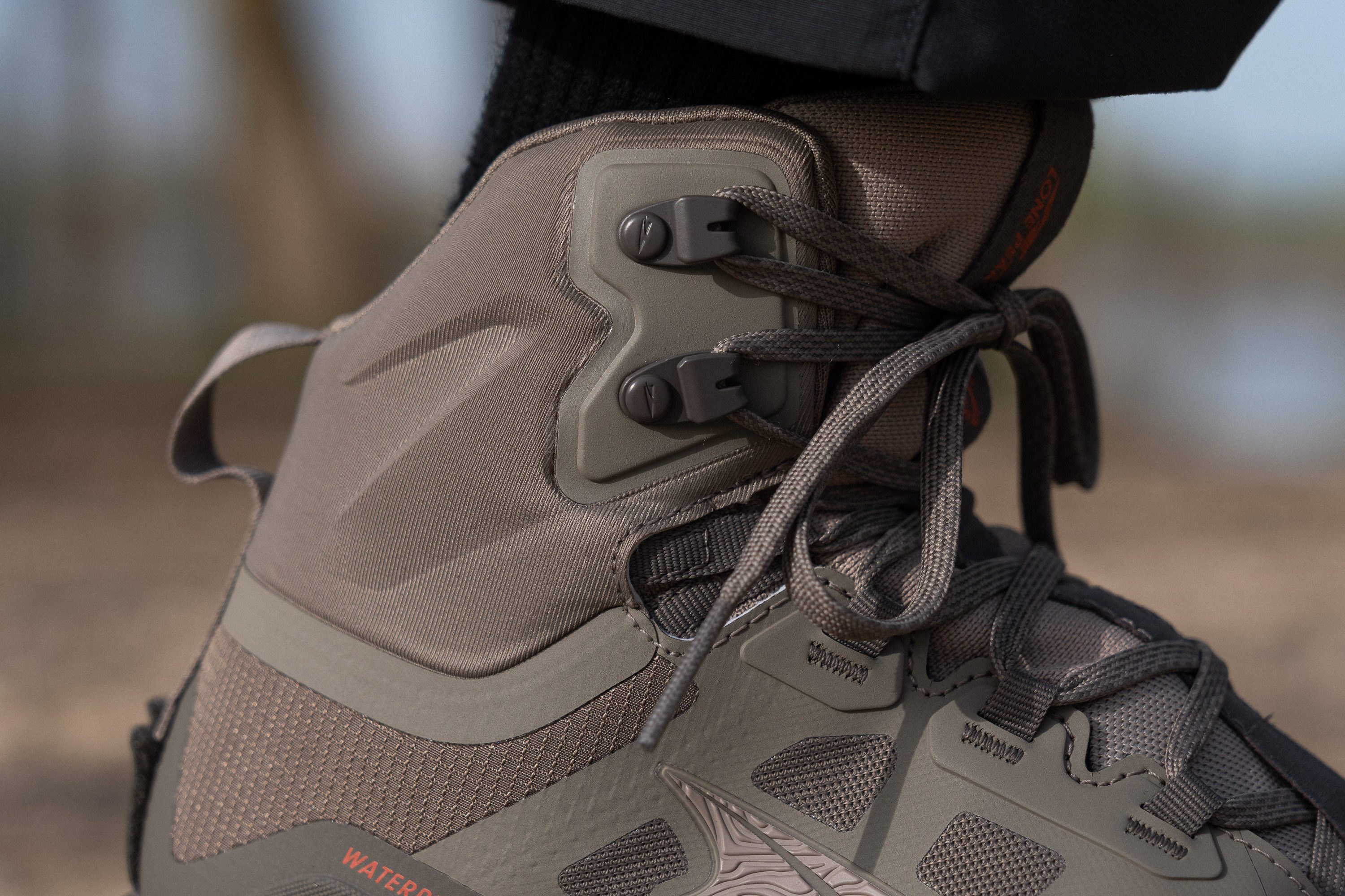 Altra Lone Peak 9 Waterproof Mid lace hooks