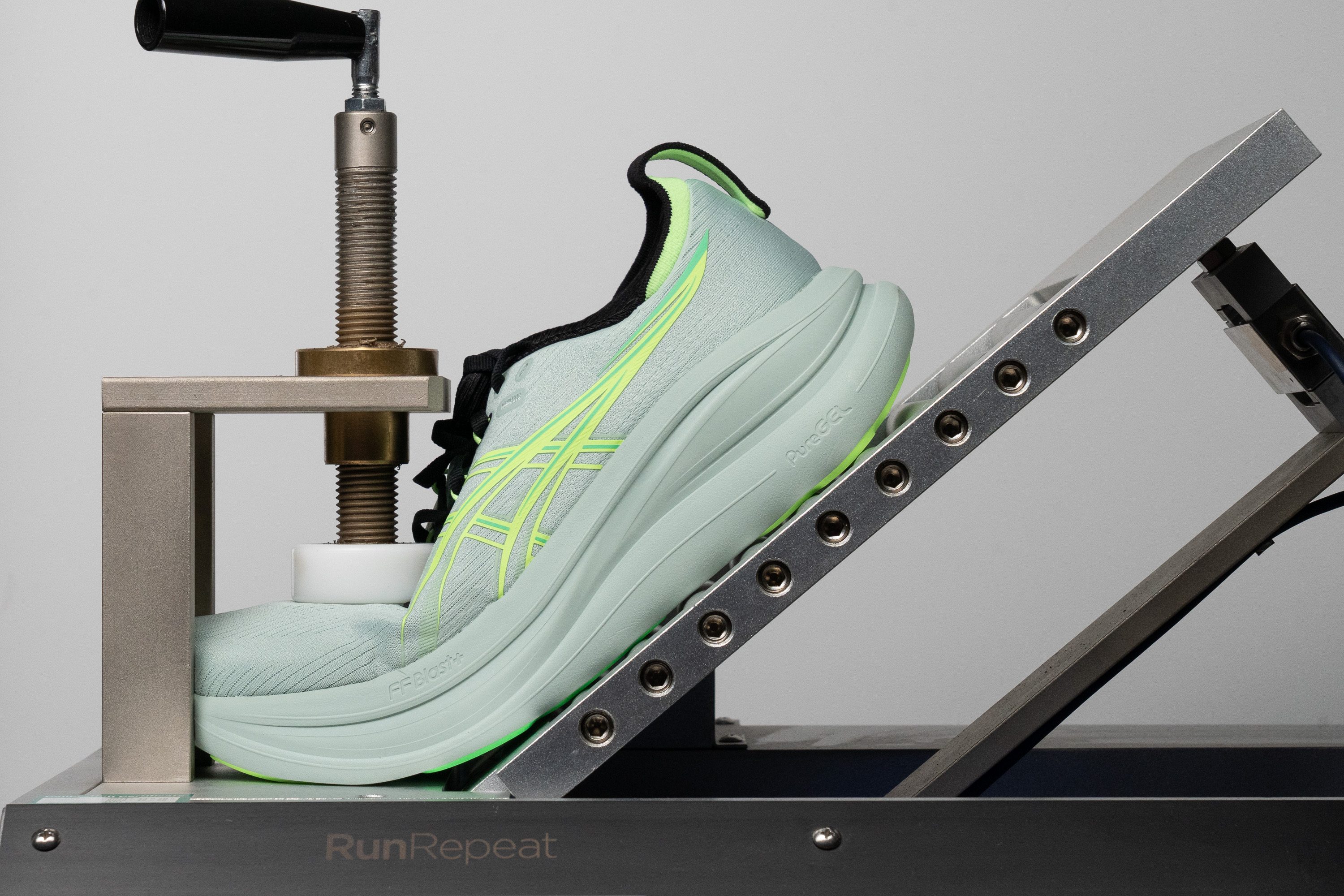 ASICS Gel Nimbus 28 Flexibility / Stiffness