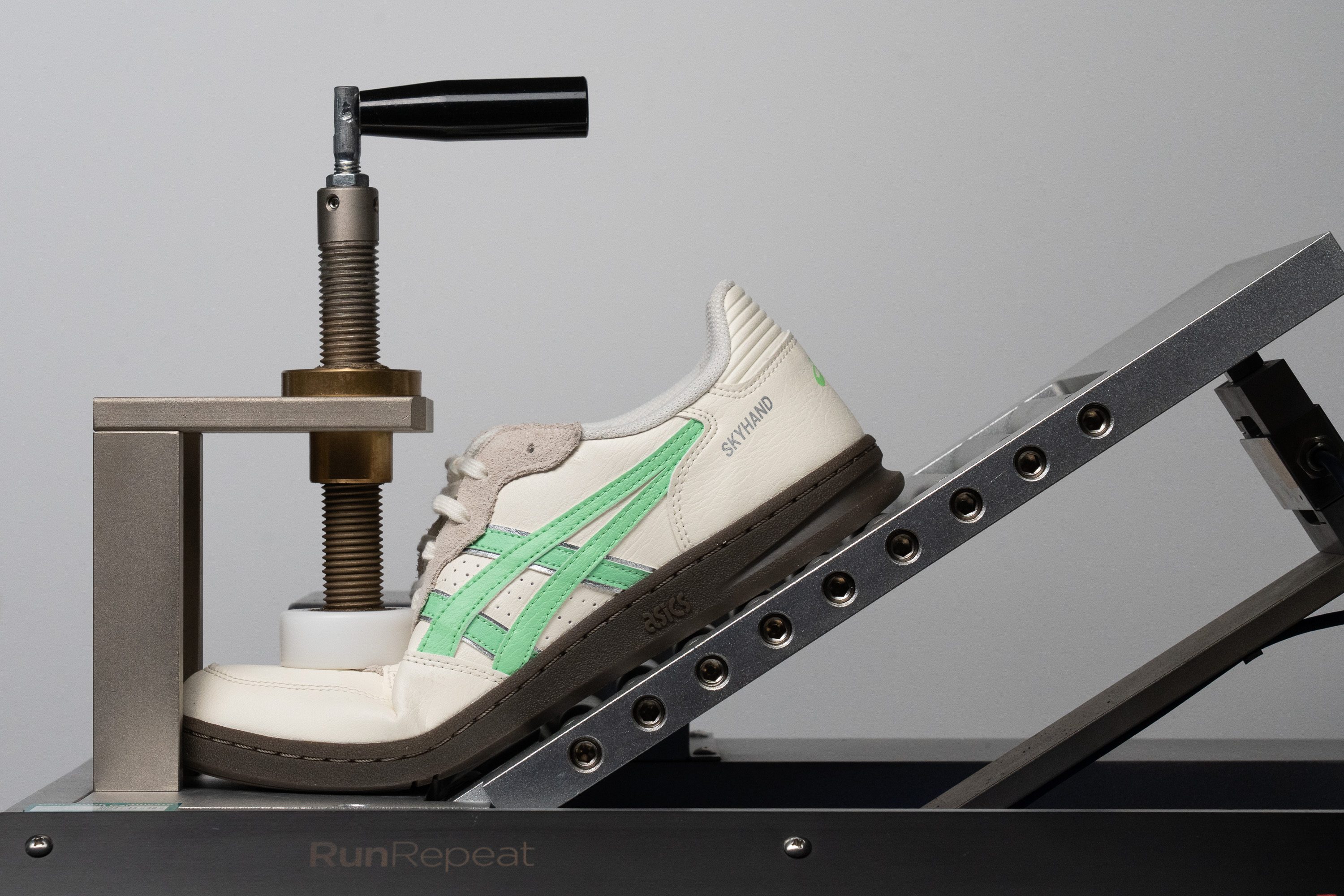 ASICS Skyhand OG Flexibility / Stiffness