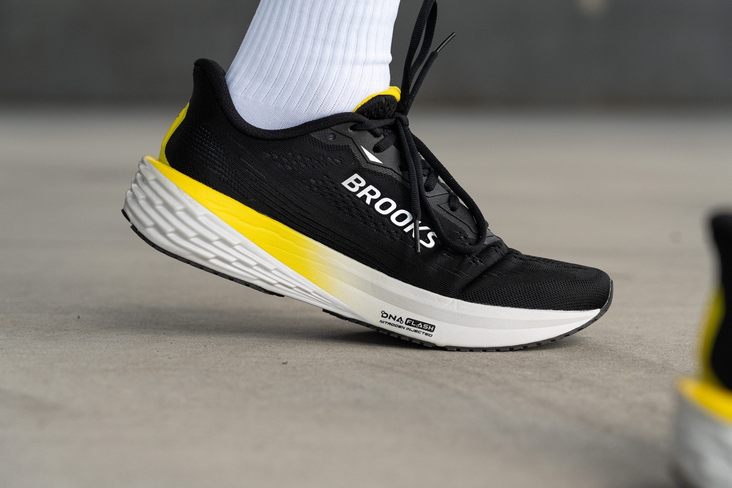 Brooks Launch 12 DNA Flash