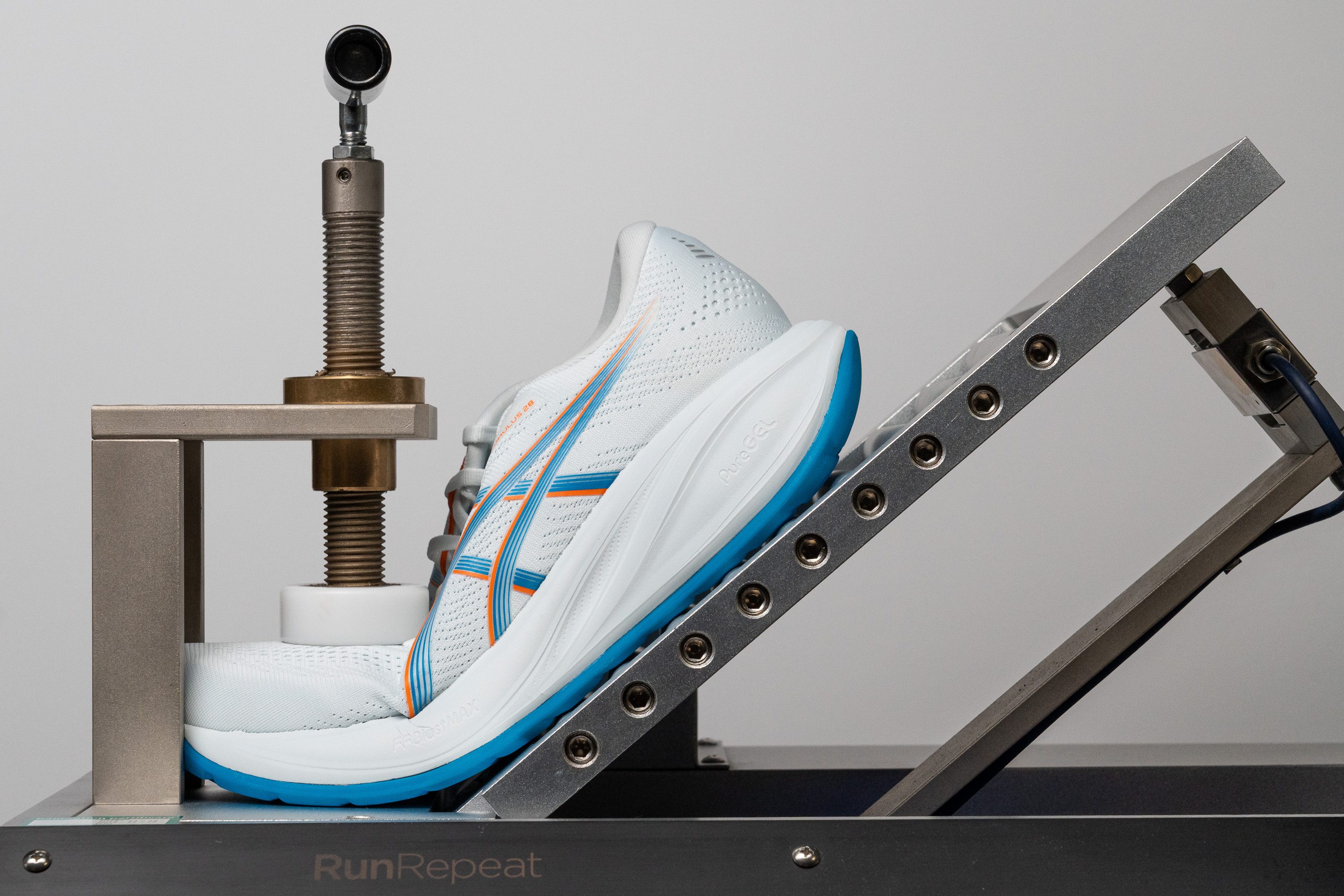 ASICS Gel Cumulus 28 Flexibility / Stiffness