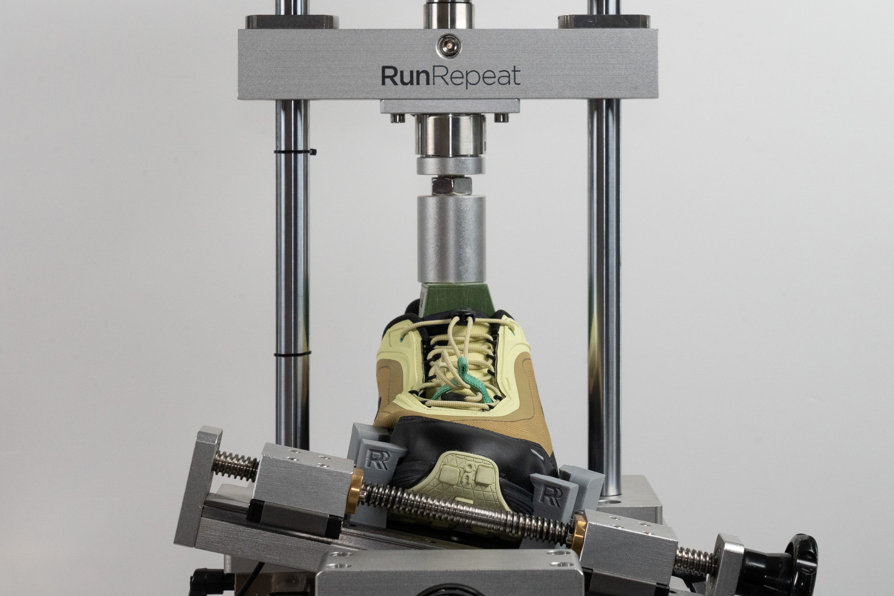 On Cloud 6 Geo Waterproof Torsional rigidity