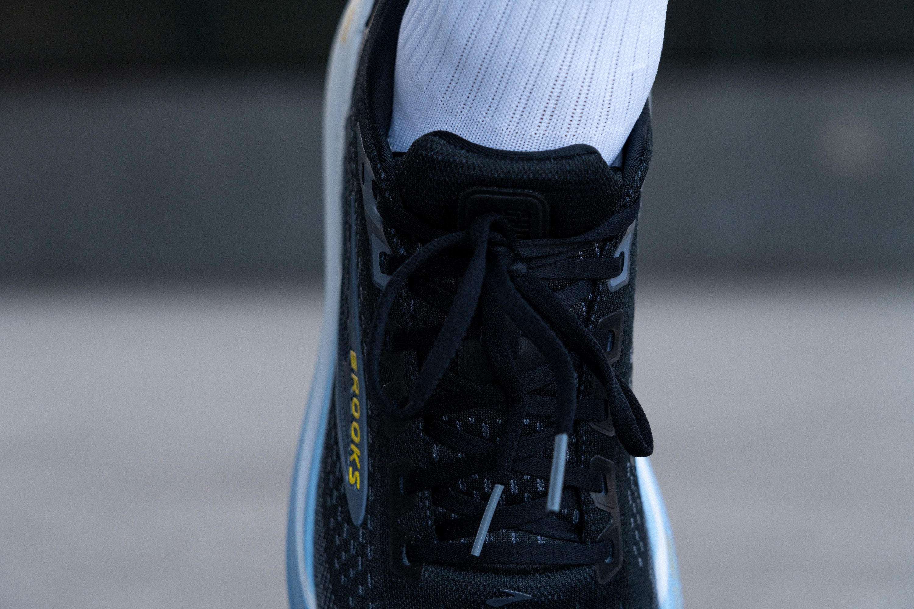 Brooks Ghost Max 4 laces