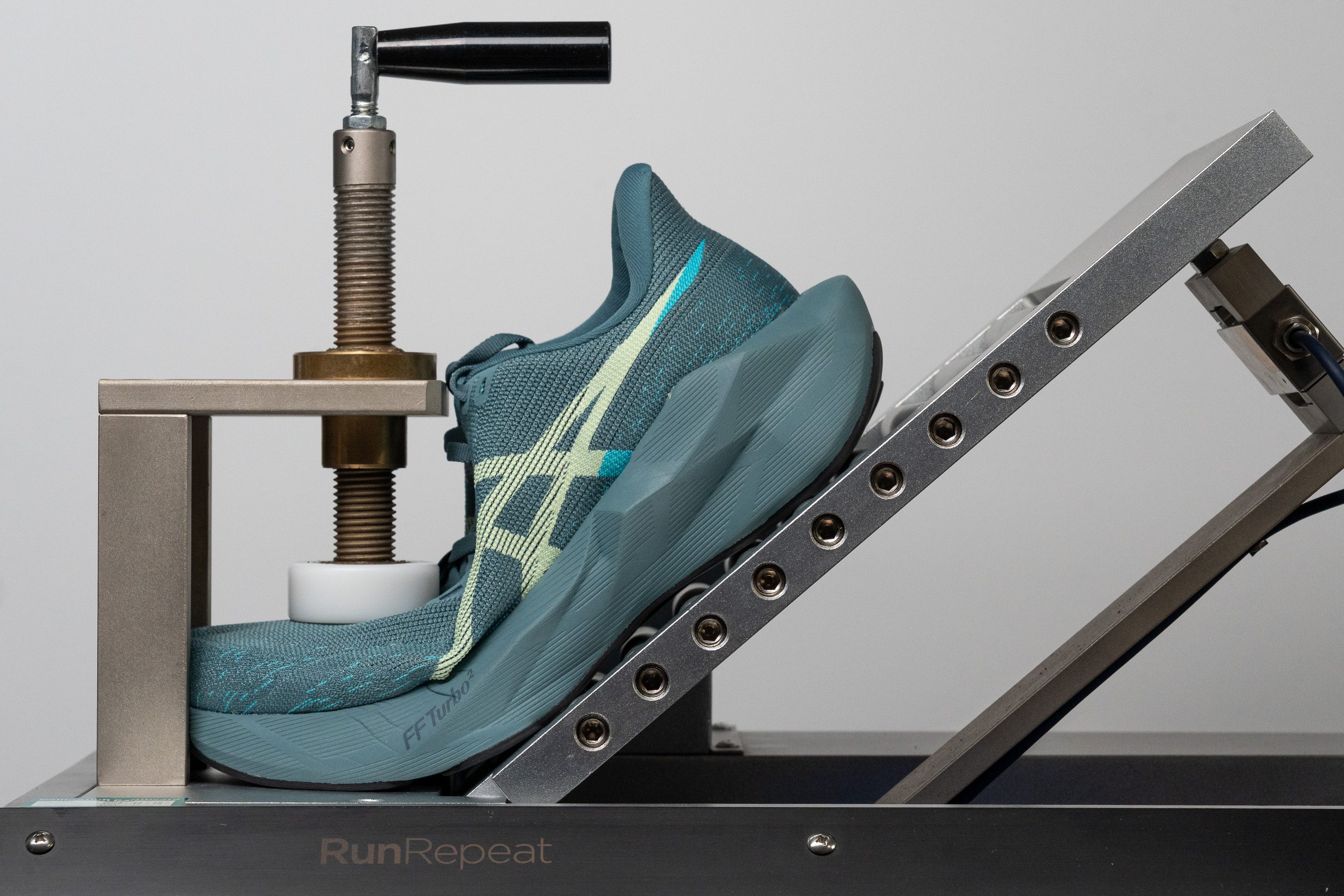 ASICS Novablast 6 Flexibility / Stiffness
