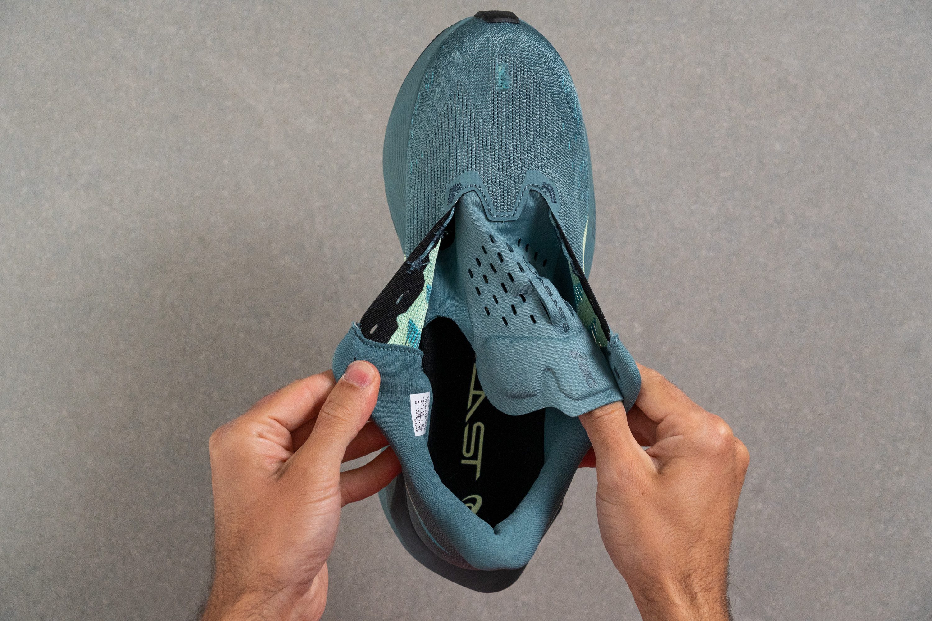 ASICS Novablast 6 Tongue: gusset type