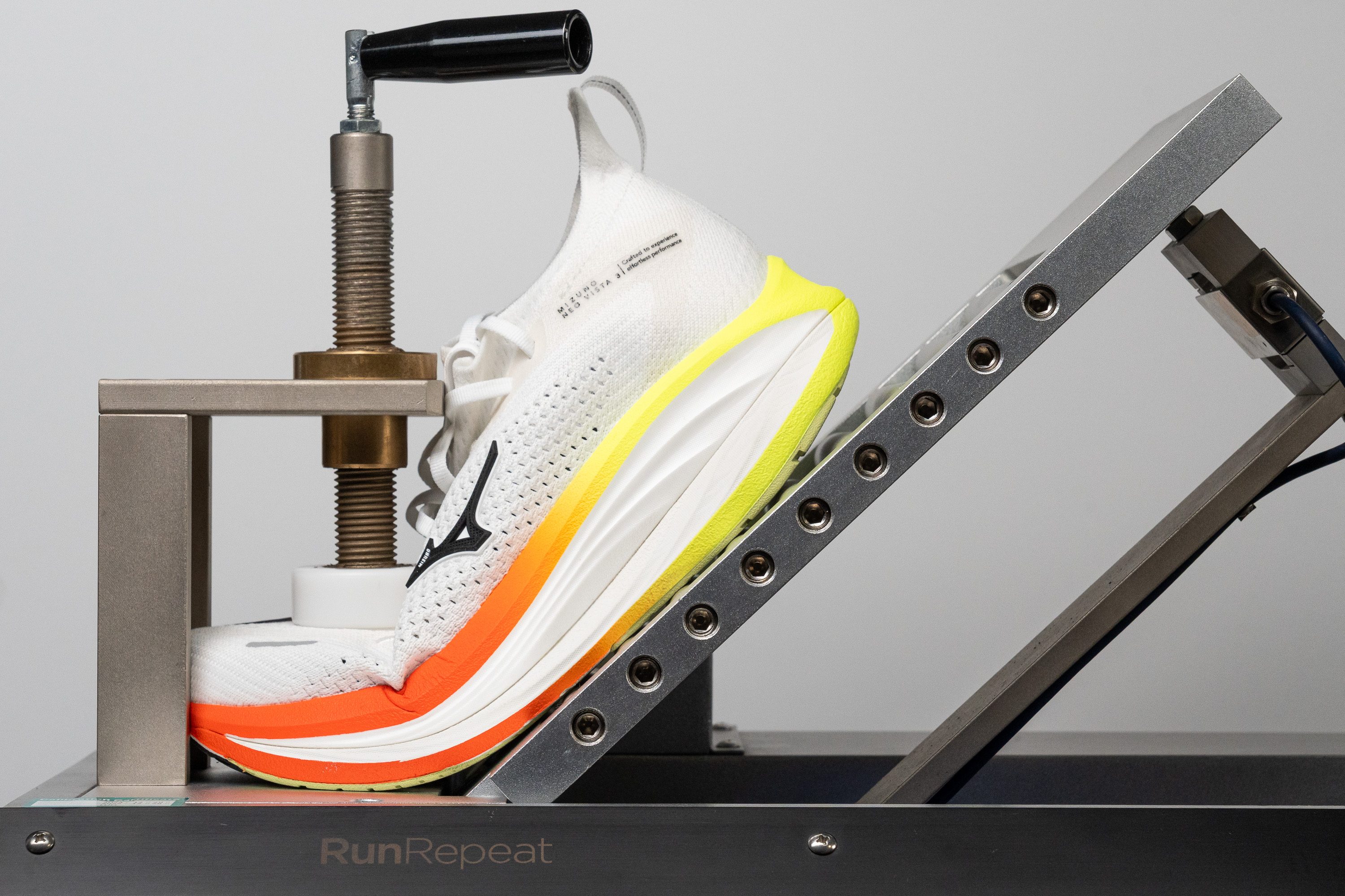Mizuno Neo Vista 3 Flexibility / Stiffness