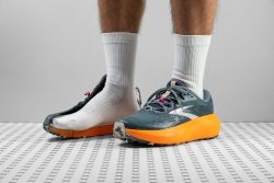 zapatillas de running England Brooks hombre neutro minimalistas ultra trail entre 60 y 100