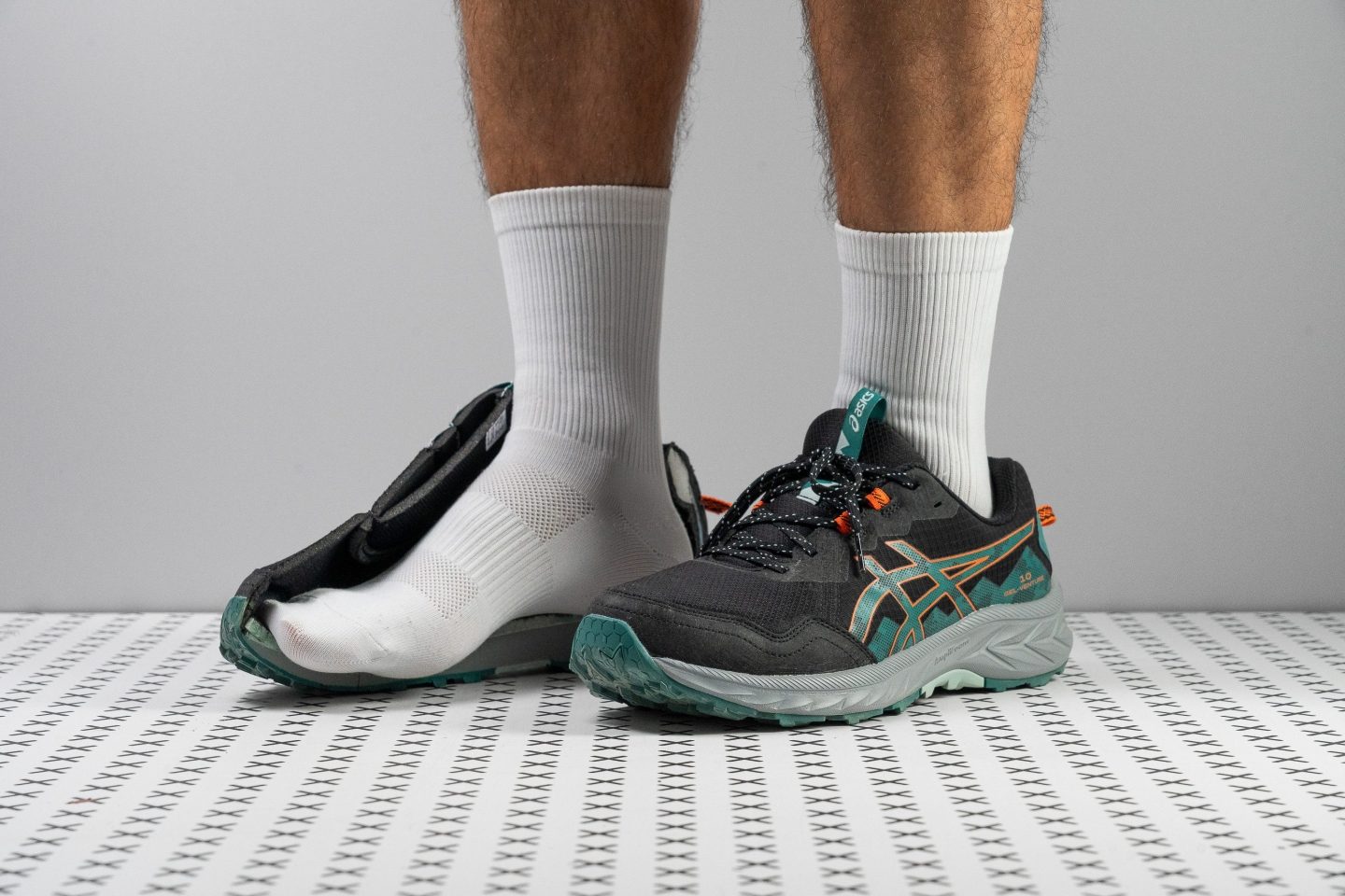 Cut in half: ASICS Gel Venture 10 Review (2025) | RunRepeat