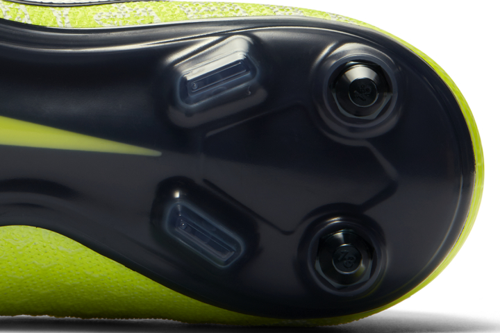 Nike Phantom Vision Elite Dynamic Fit Anti-Clog SG-PRO Allows speed in soft ground courts 