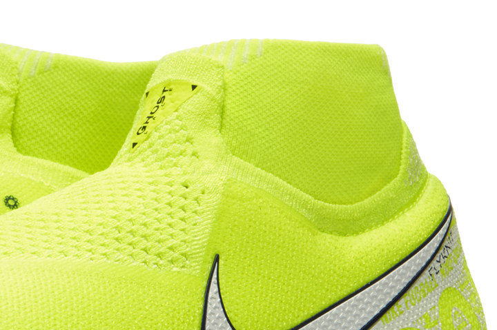 Nike Phantom Vision Elite Dynamic Fit Anti-Clog SG-PRO Soft, snug fit 