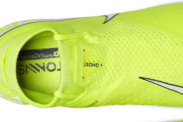 Nike Phantom Vision Elite Dynamic Fit Anti-Clog SG-PRO Wraps around the player’s foot