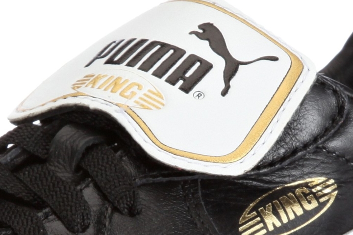 Puma King Top di Firm Ground logo