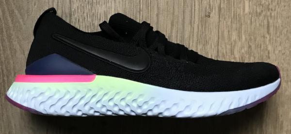 nike running epic react in black and gold