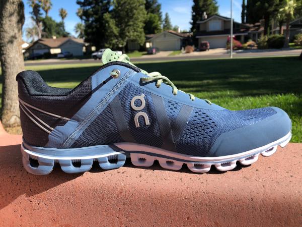 on cloudflow men's running shoes